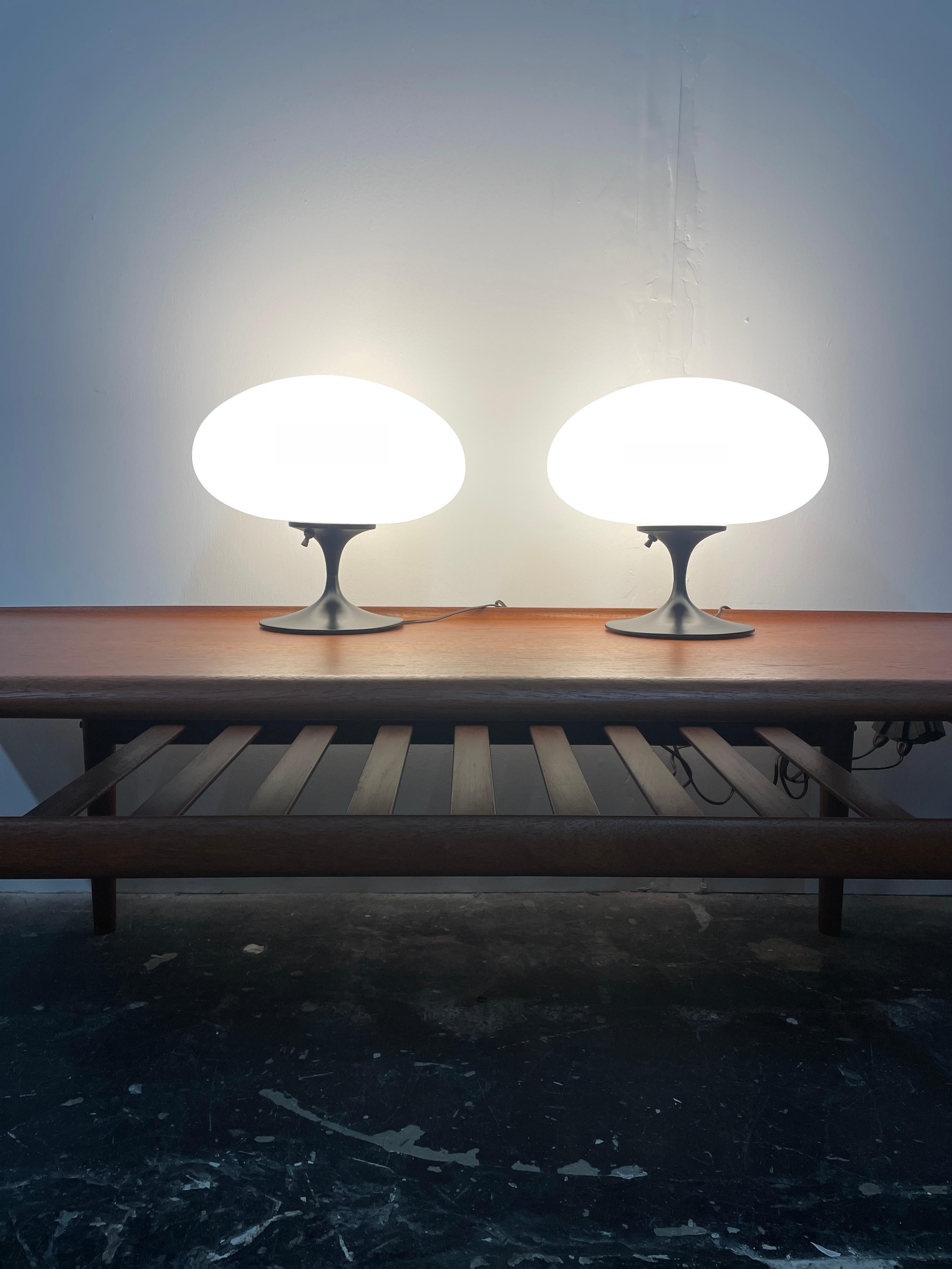 Paire de lampes de table Laurel avec des abat-jours en verre au lait et des bases tulipes émaillées noires. Marqué Laurel Lamp Co. 12