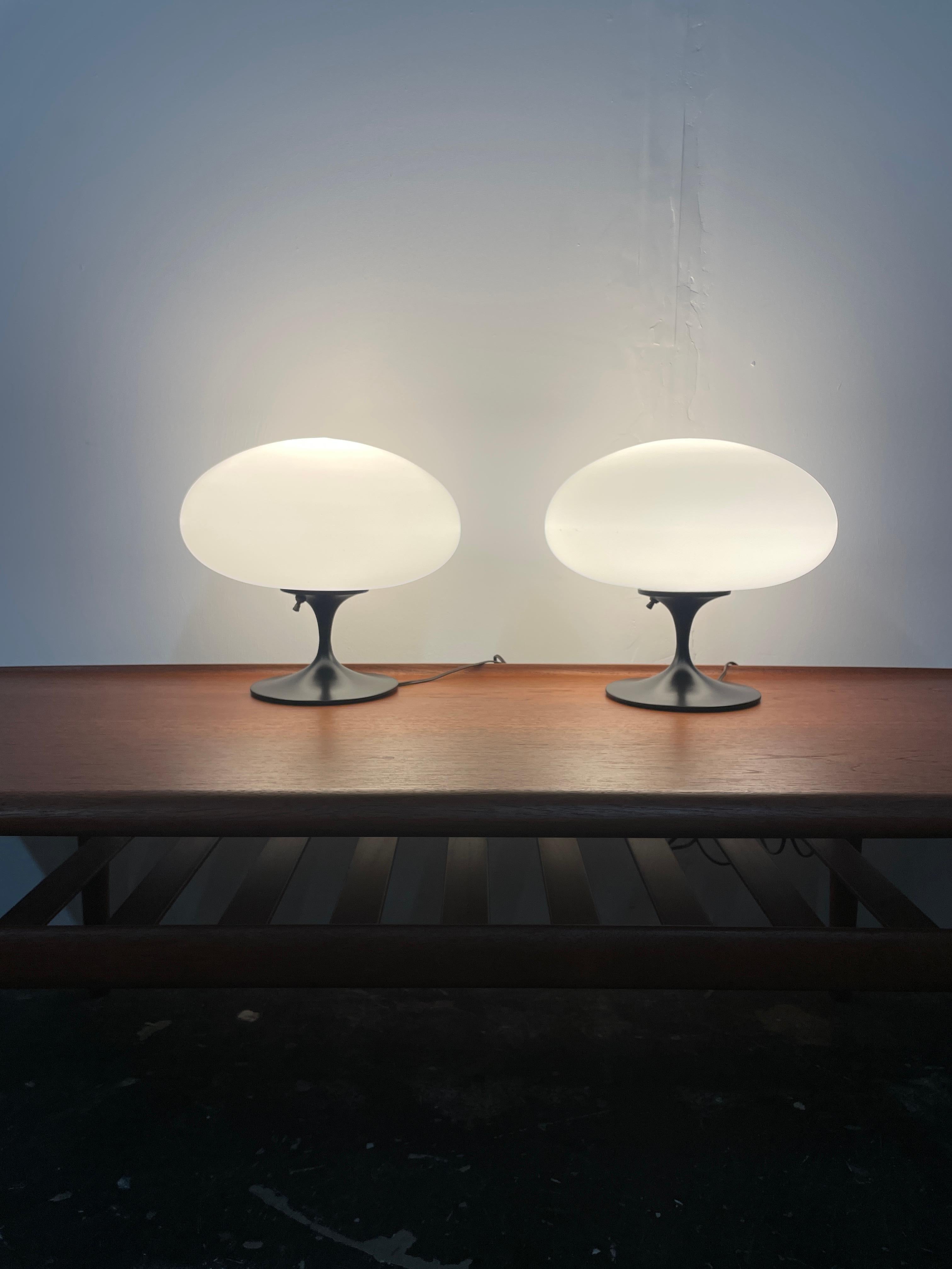 Mid-Century Modern Paire de lampes de table Laurel avec abat-jour en verre au lait et émail noir en vente