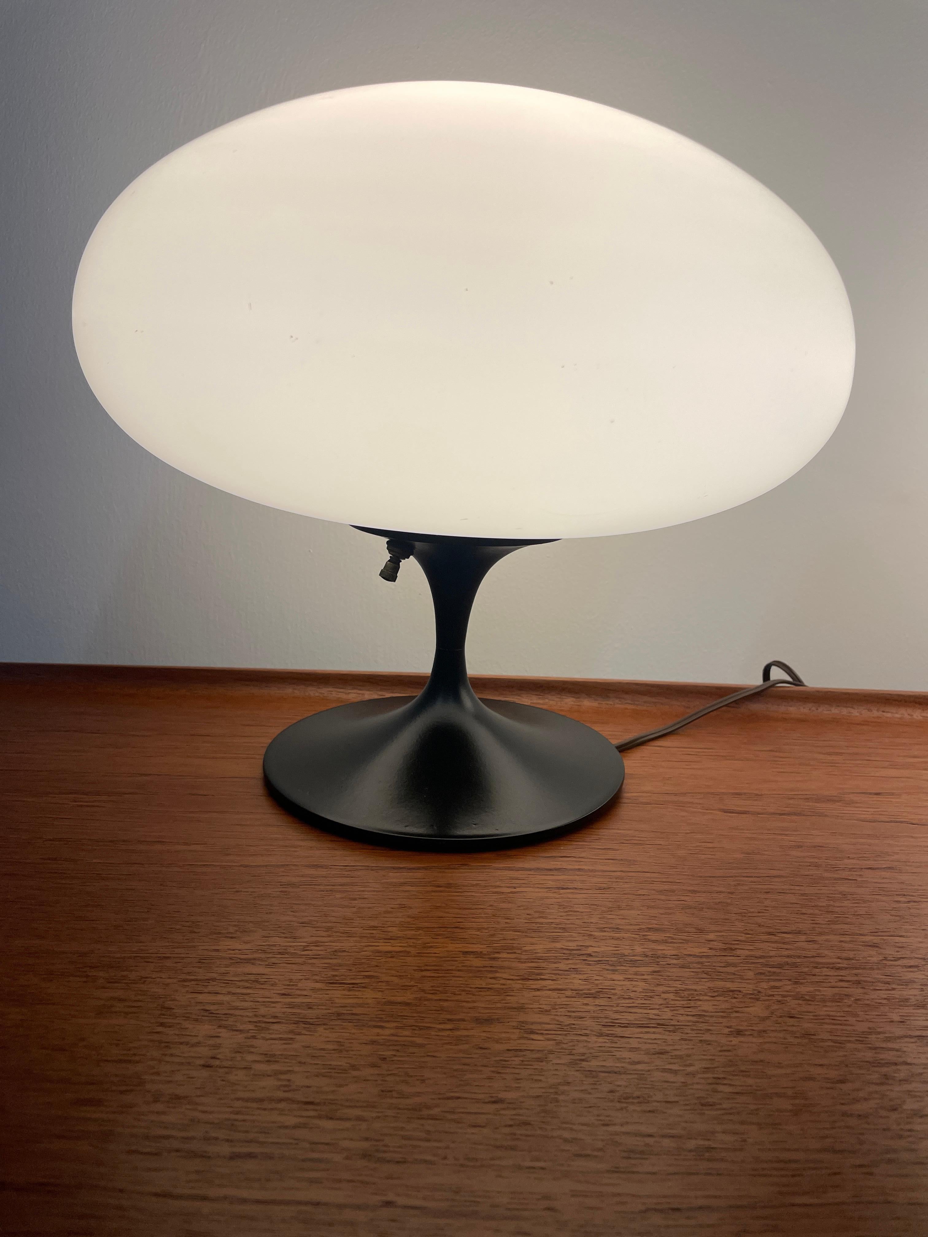 Américain Paire de lampes de table Laurel avec abat-jour en verre au lait et émail noir en vente