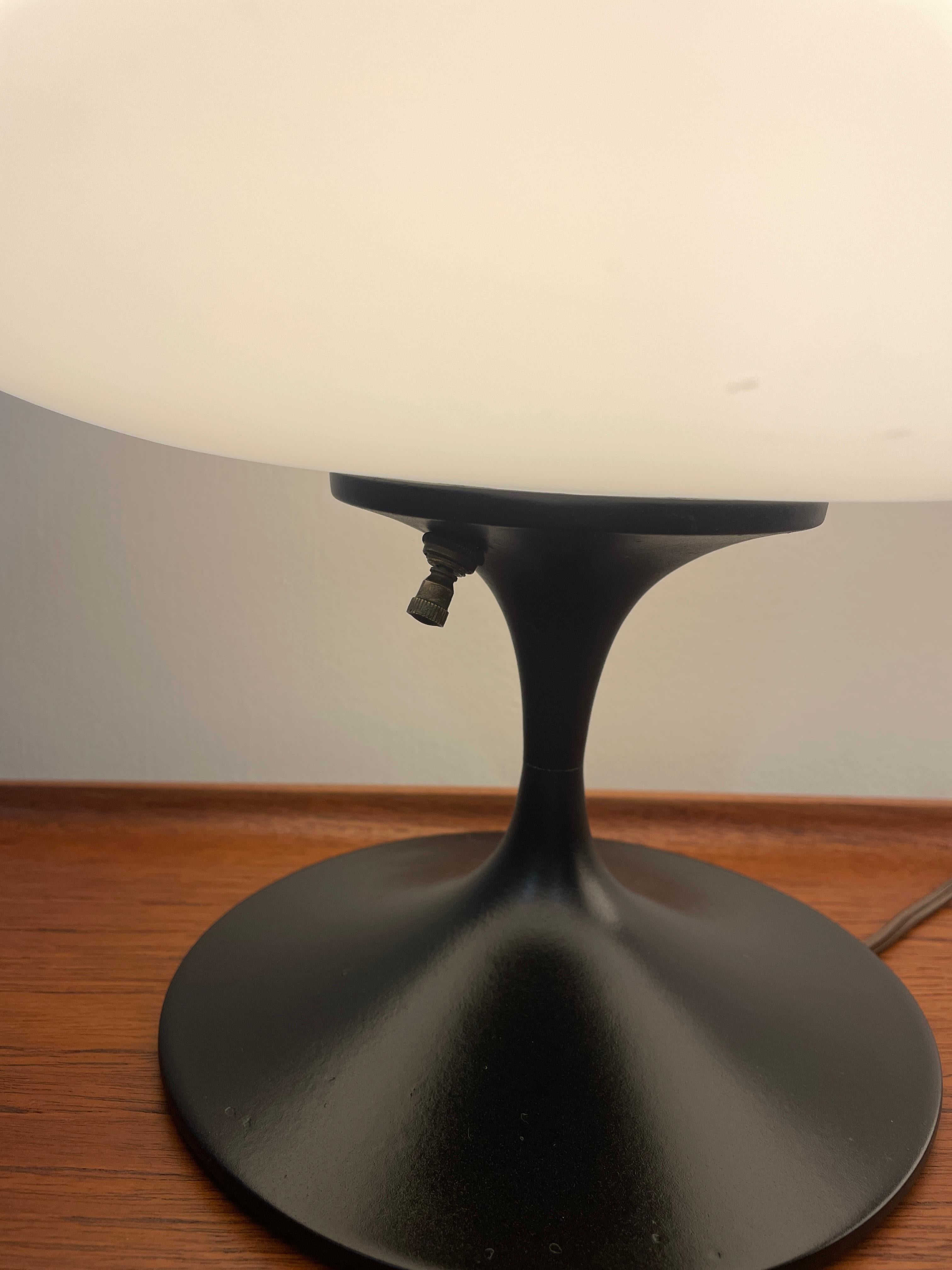 Paire de lampes de table Laurel avec abat-jour en verre au lait et émail noir Bon état - En vente à San Diego, CA