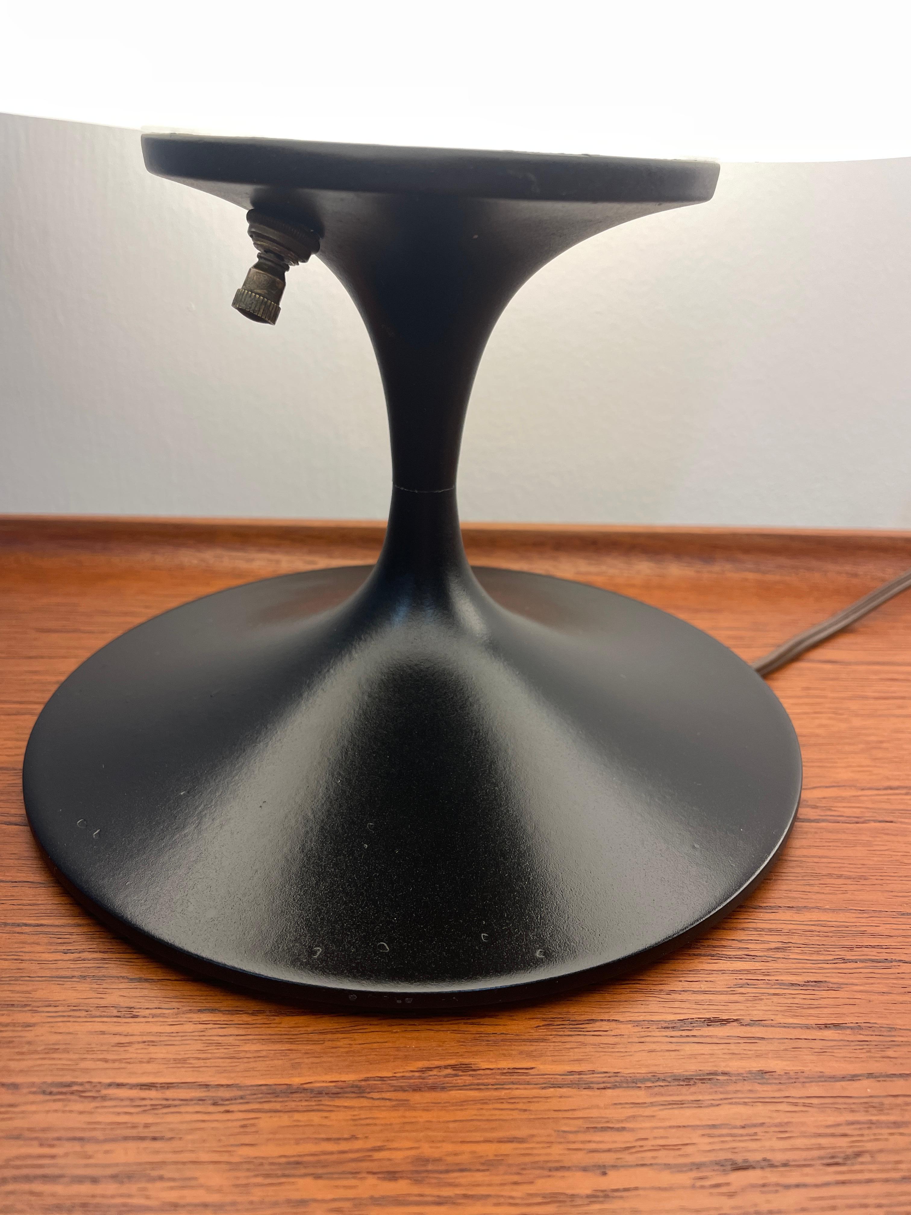 Milieu du XXe siècle Paire de lampes de table Laurel avec abat-jour en verre au lait et émail noir en vente