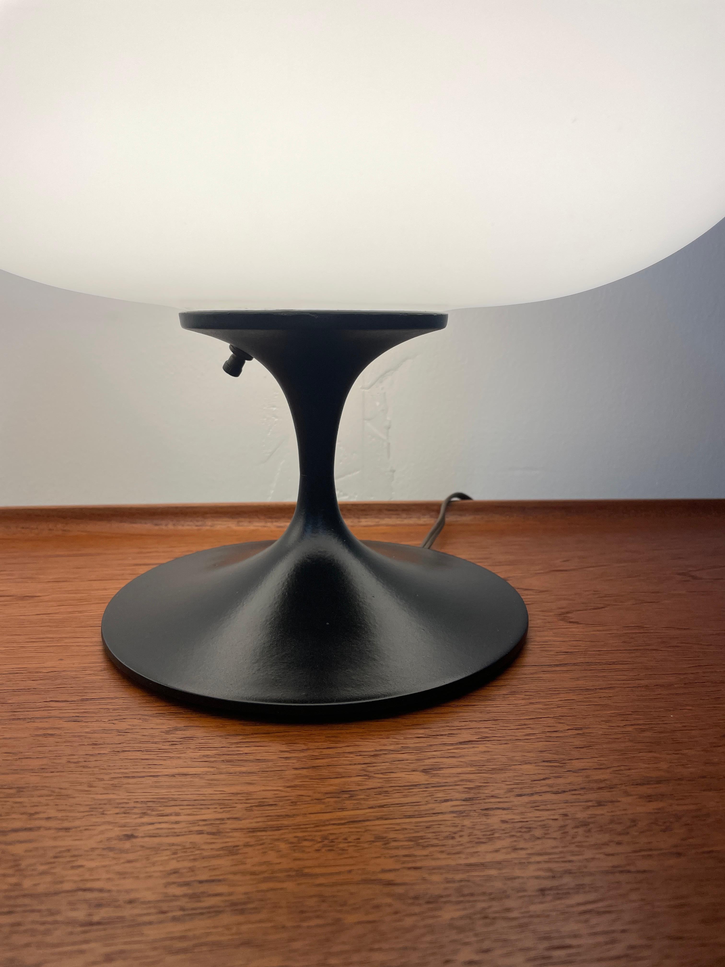 Émail Paire de lampes de table Laurel avec abat-jour en verre au lait et émail noir en vente