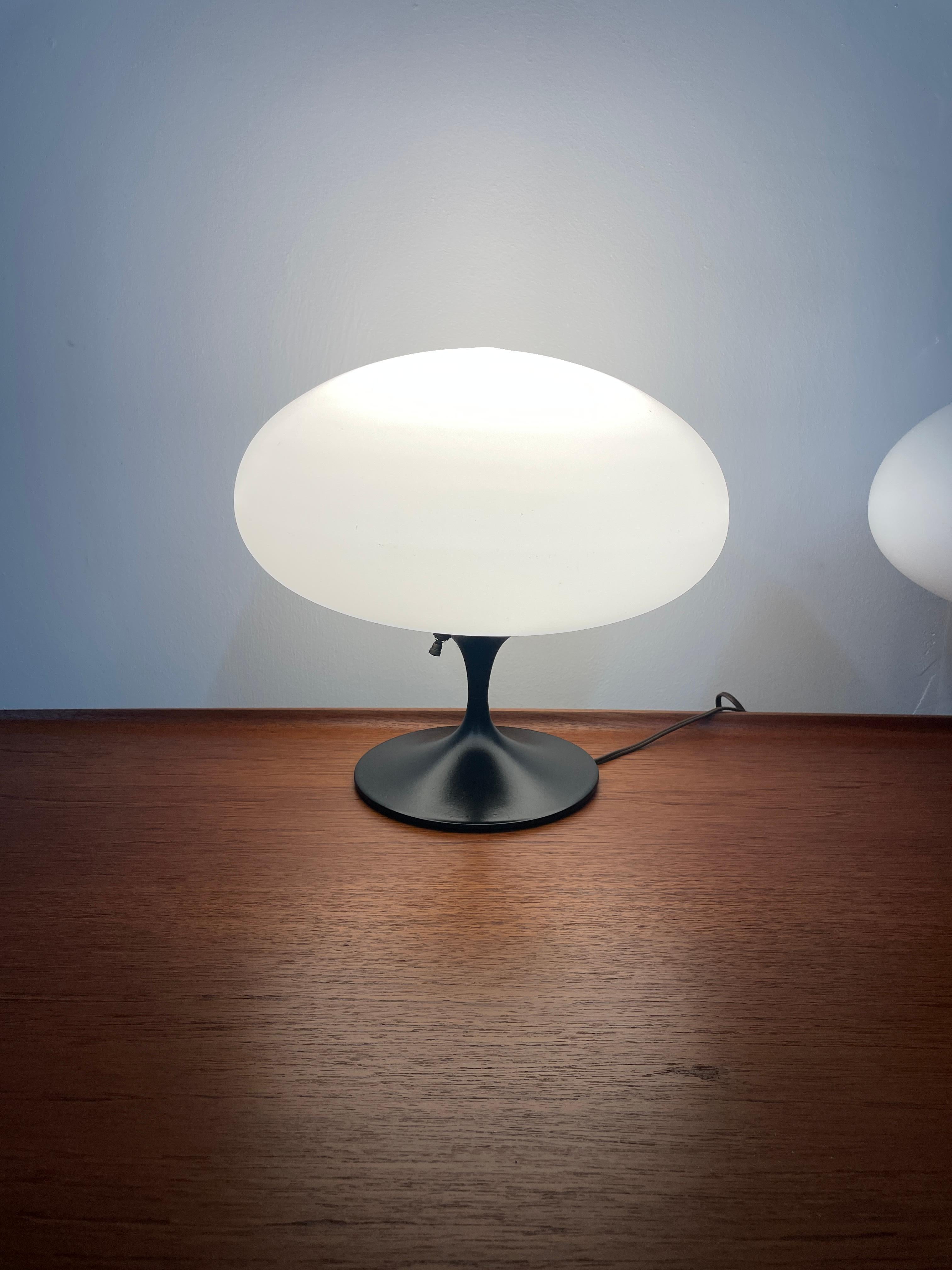 Paire de lampes de table Laurel avec abat-jour en verre au lait et émail noir en vente 1