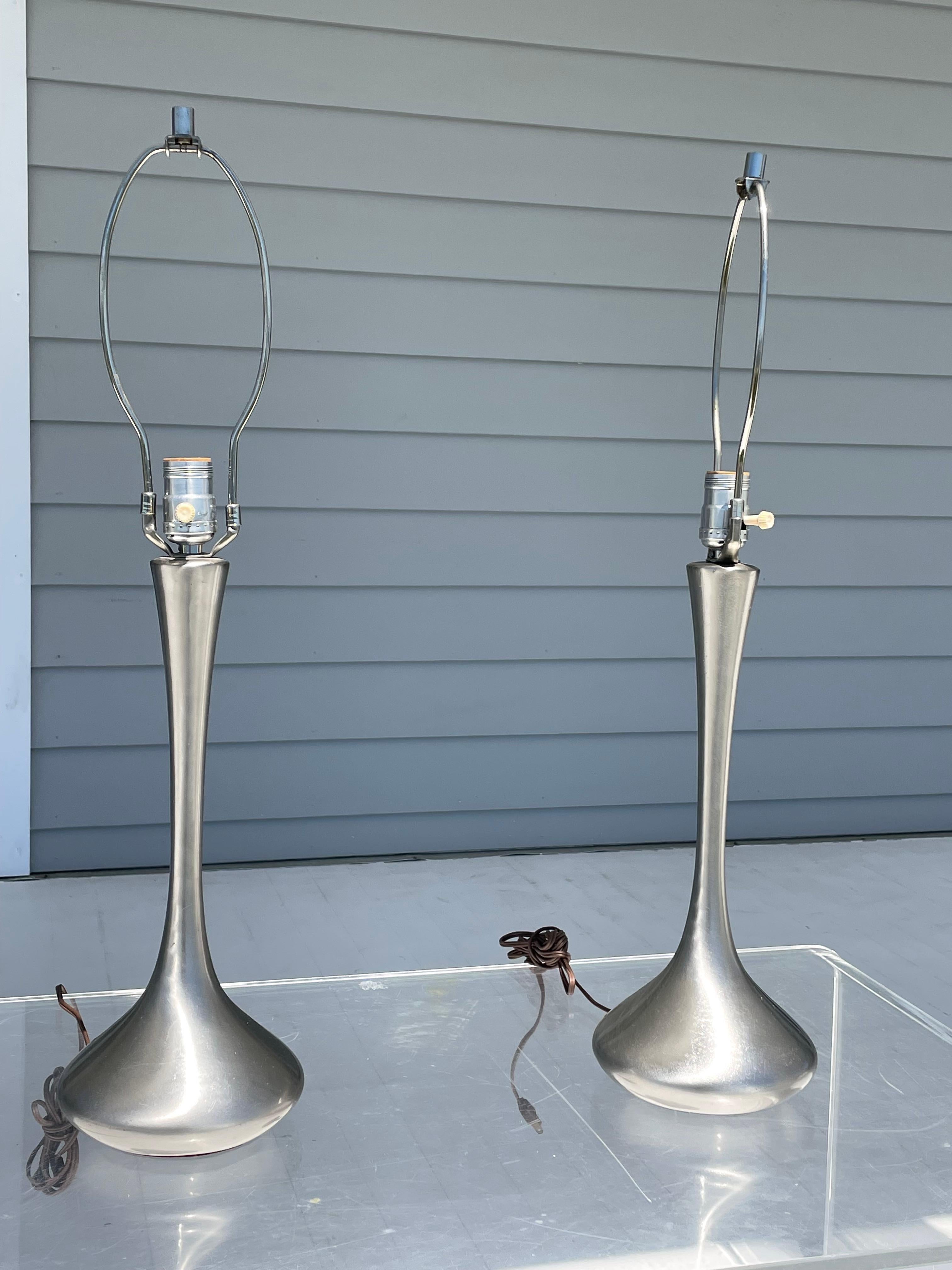 Mid-Century Modern Paire de lampes de bureau Laurel Teardrop Tulip en métal brossé en vente