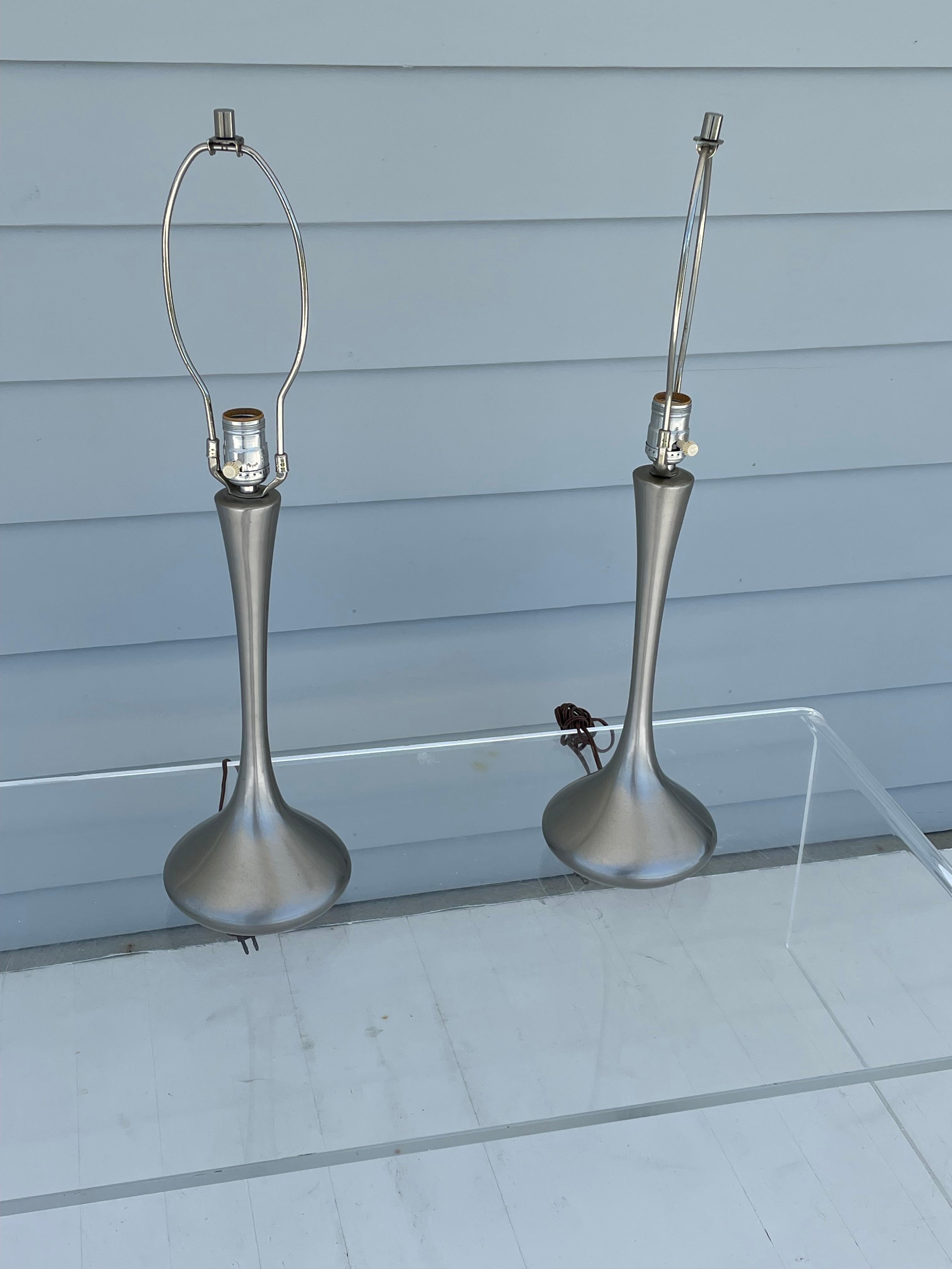 Américain Paire de lampes de bureau Laurel Teardrop Tulip en métal brossé en vente
