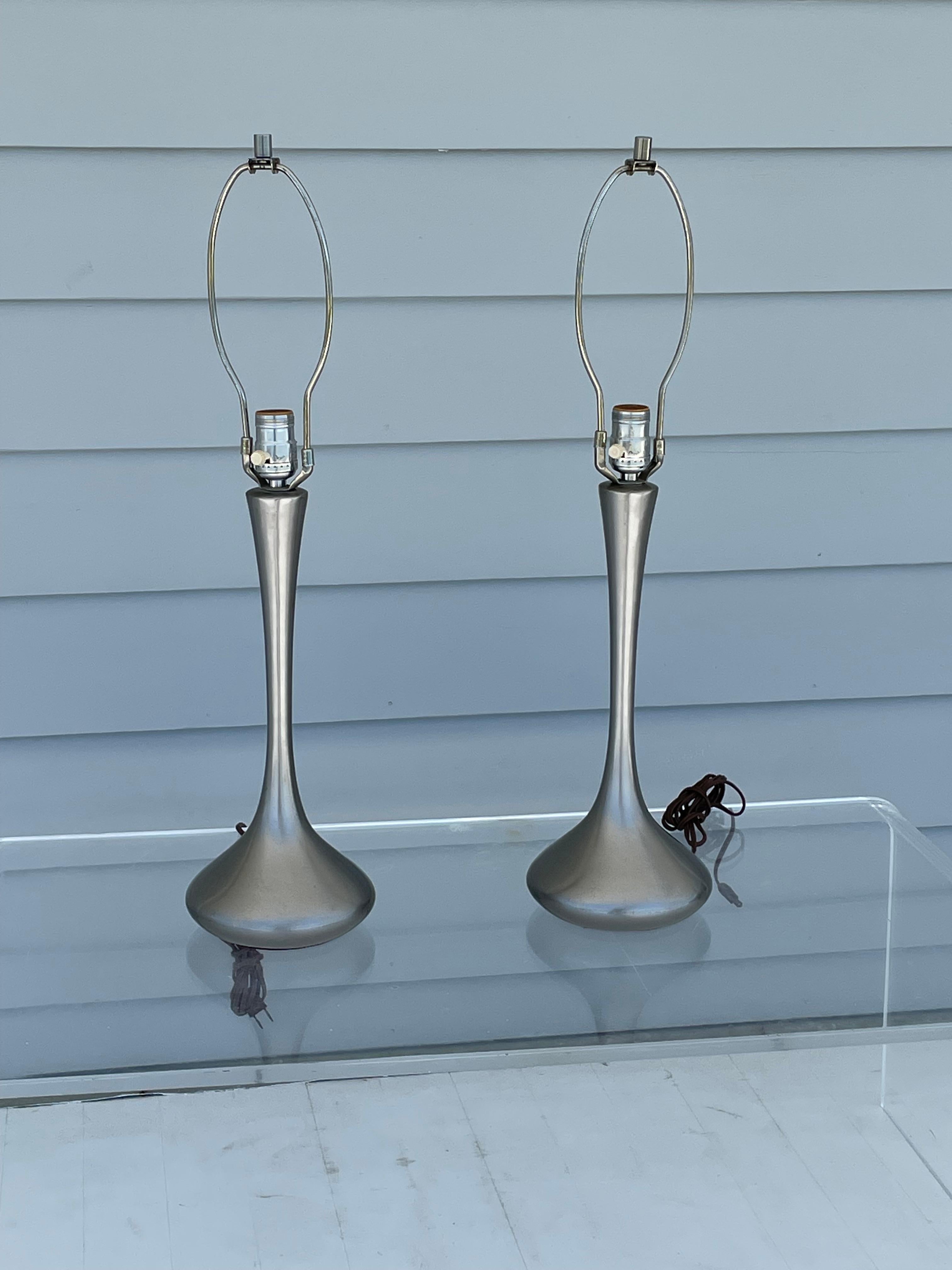 Brossé Paire de lampes de bureau Laurel Teardrop Tulip en métal brossé en vente