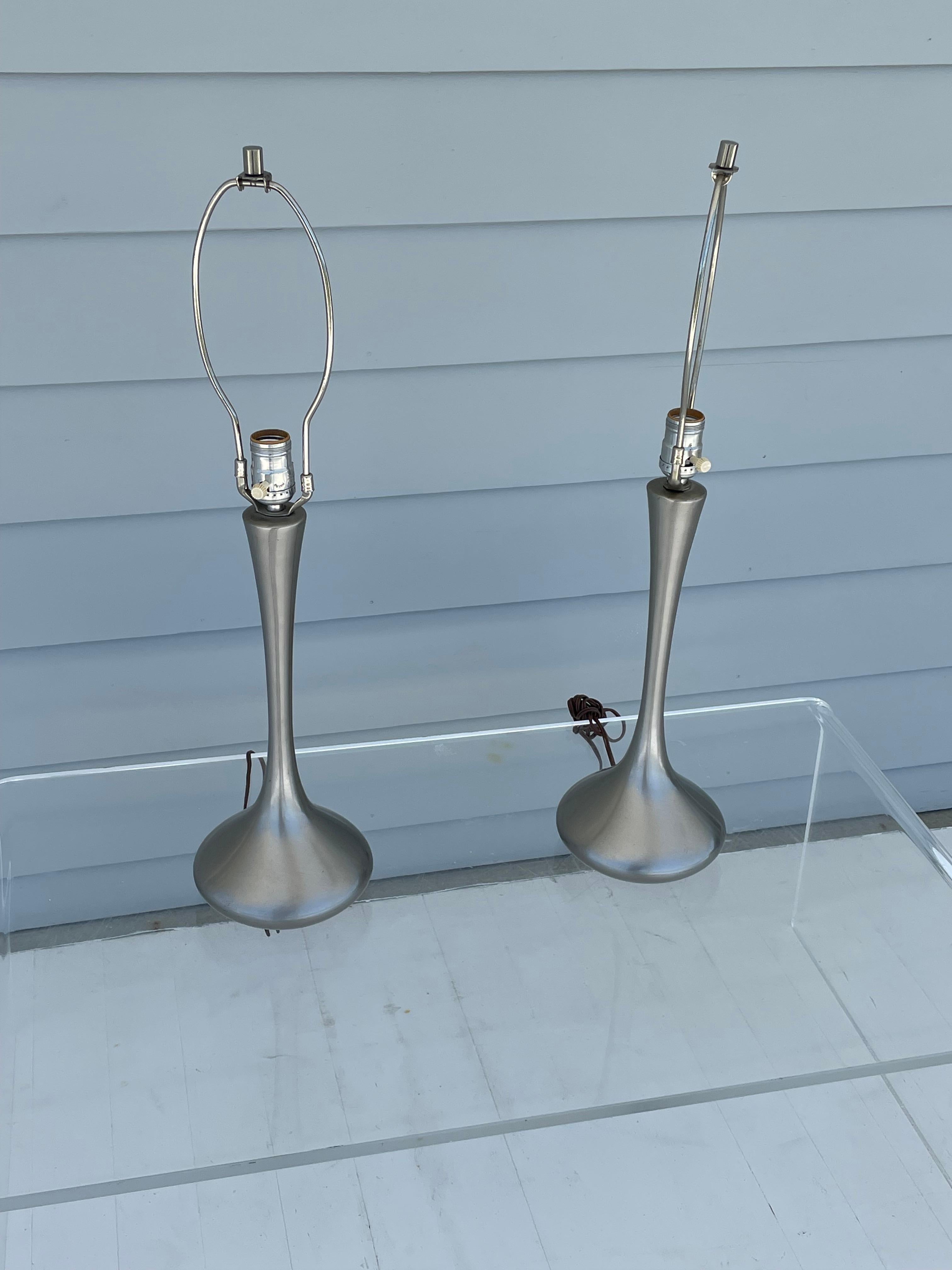 Paire de lampes de bureau Laurel Teardrop Tulip en métal brossé Bon état - En vente à New York, NY