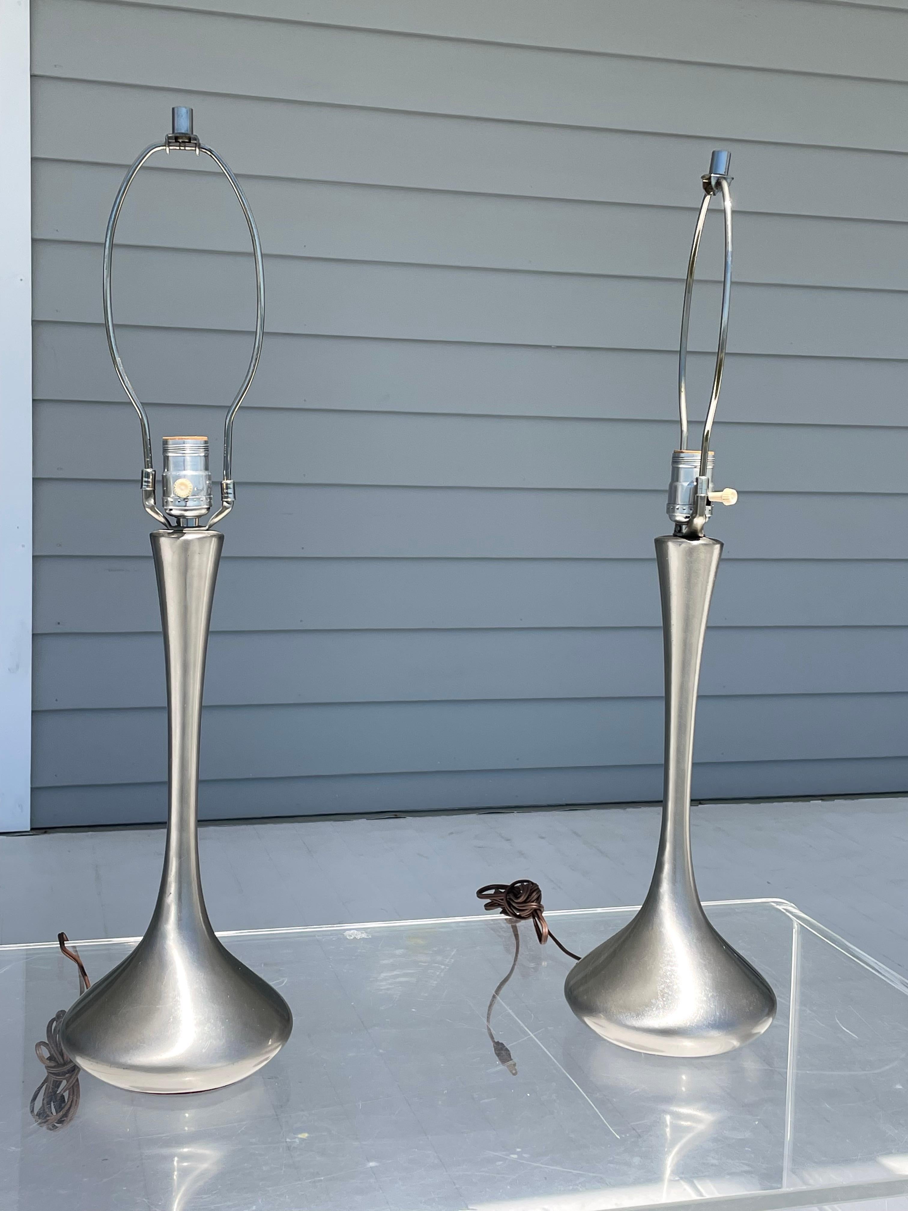 Métal Paire de lampes de bureau Laurel Teardrop Tulip en métal brossé en vente