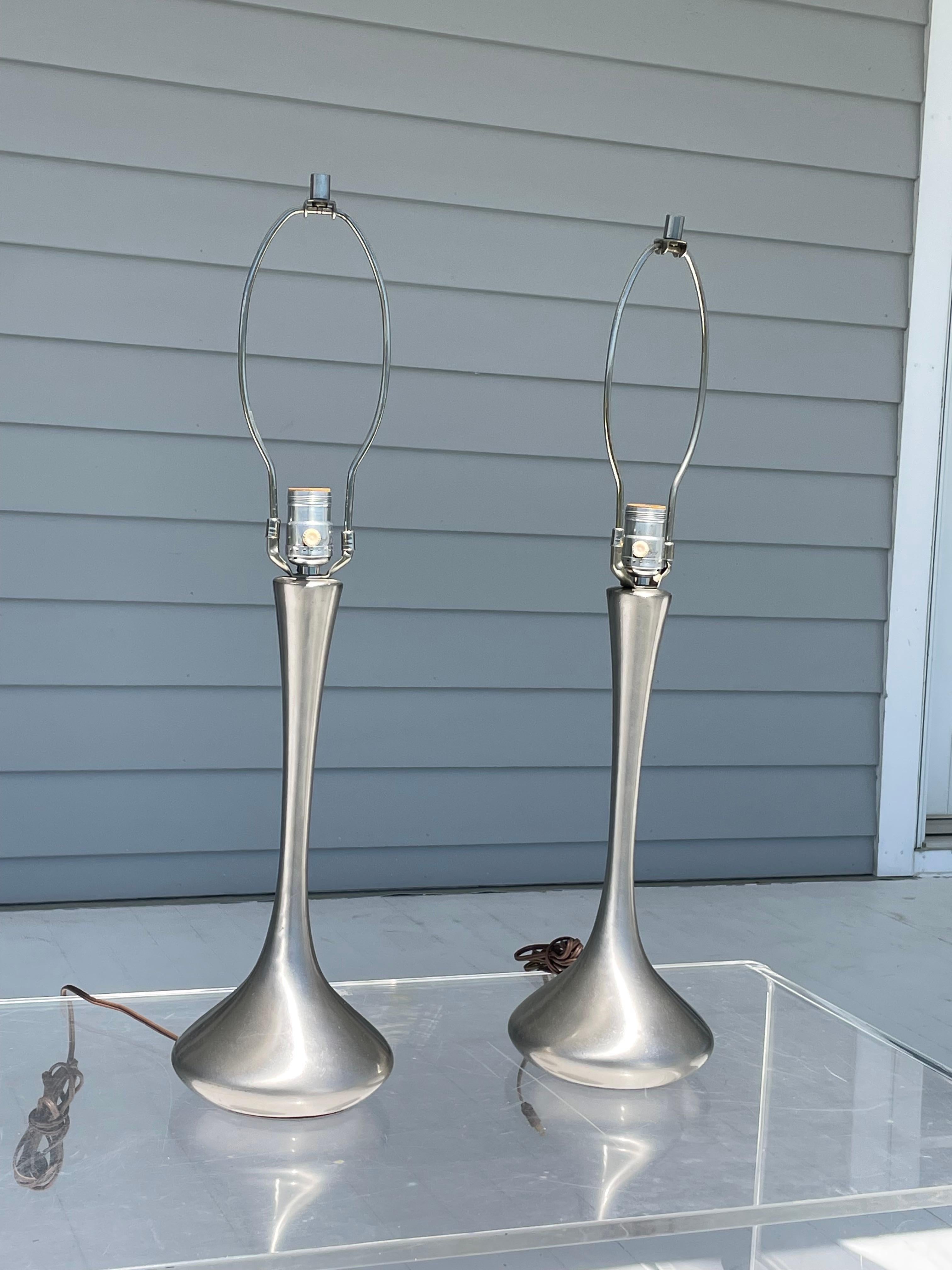 Paire de lampes de bureau Laurel Teardrop Tulip en métal brossé en vente 1