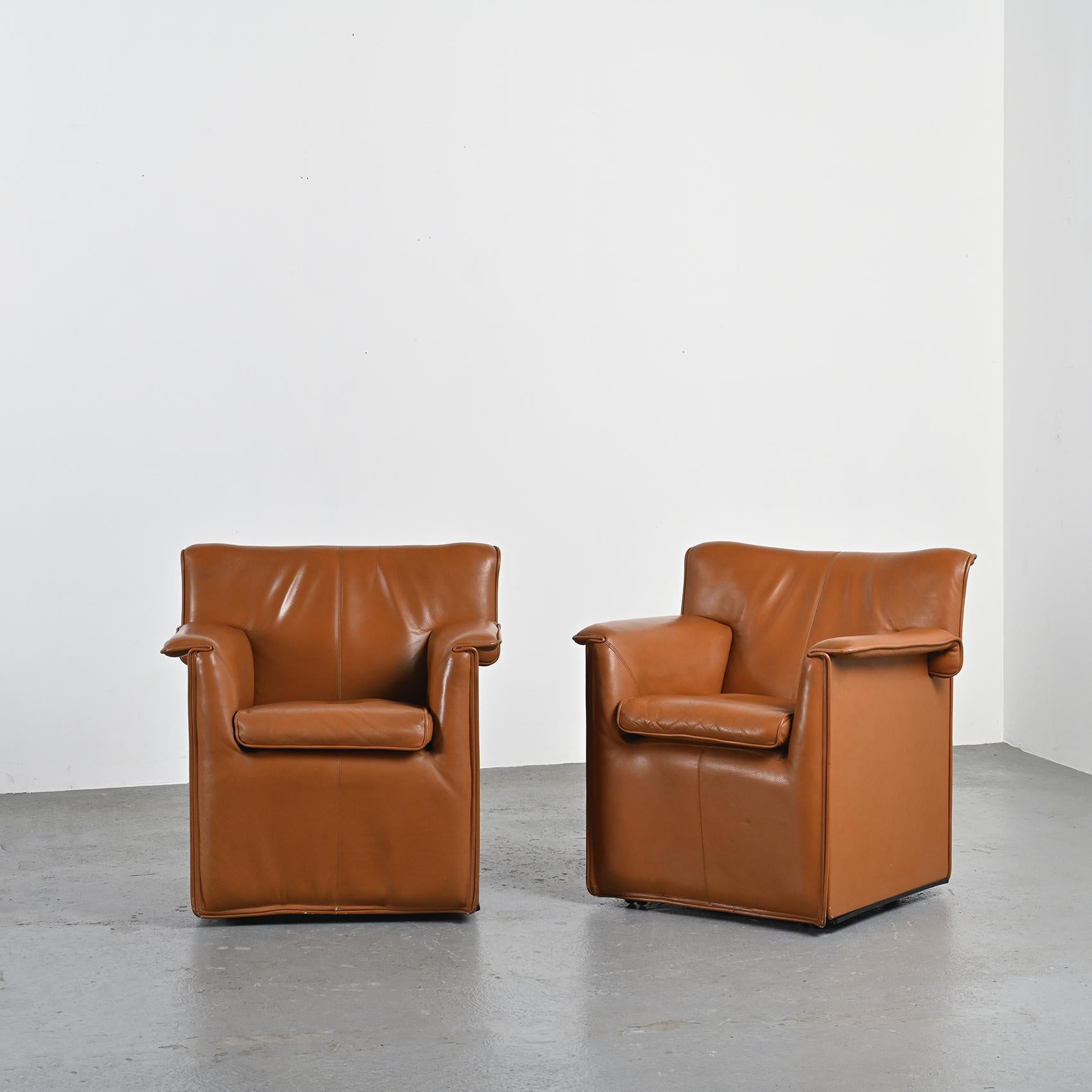 The Lauriana armchairs, designed by the Italian duo Afra and Tobia Scarpa for B&B Italia, perfectly embody the elegance of 1970s design. Their conception combines generous forms with a sophisticated minimalism, typical of the Scarpas' work, which