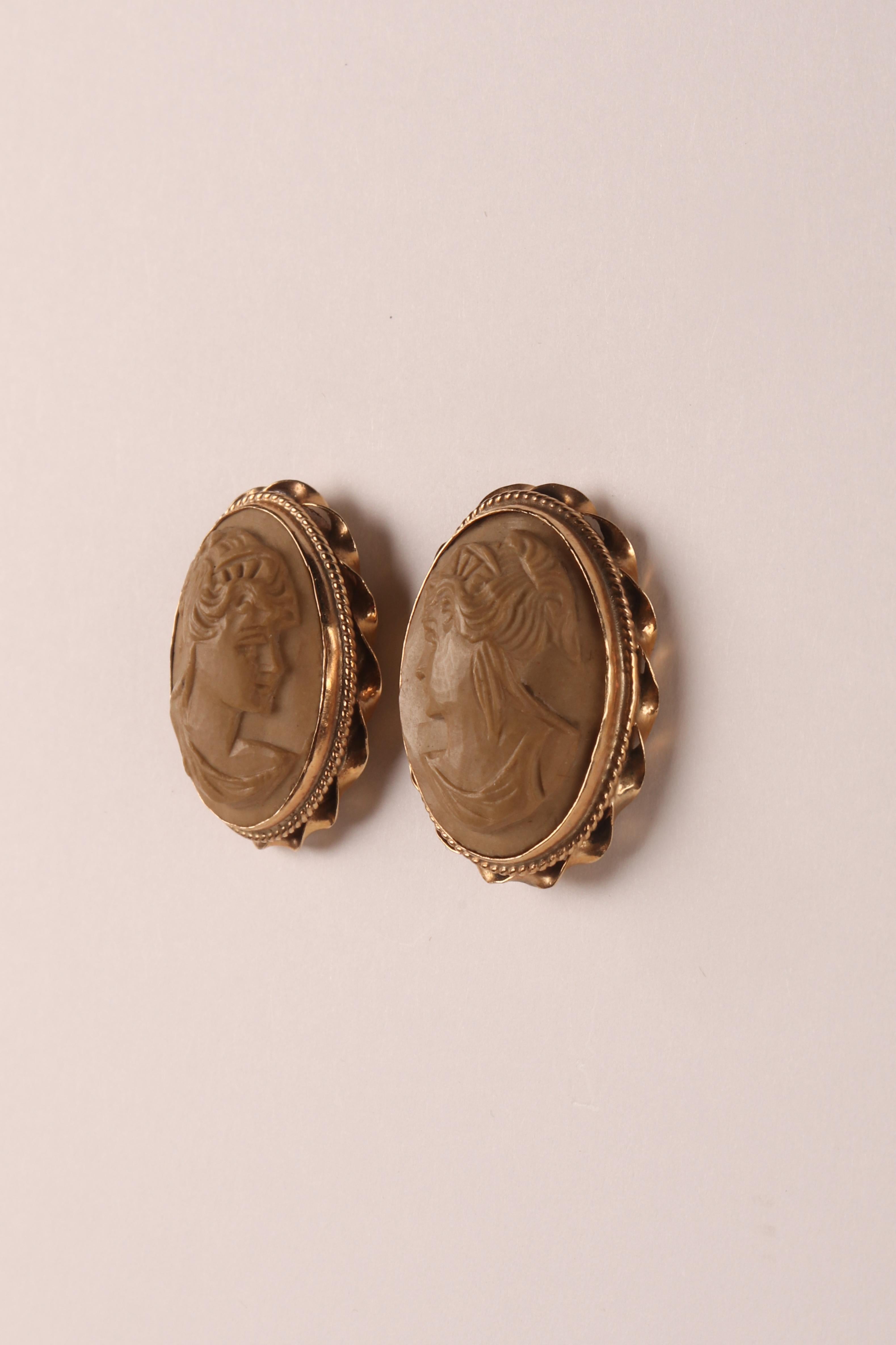 Paire de boucles d'oreilles en lave et or, Italie fin du 19ème siècle.  Bon état - En vente à Milan, IT