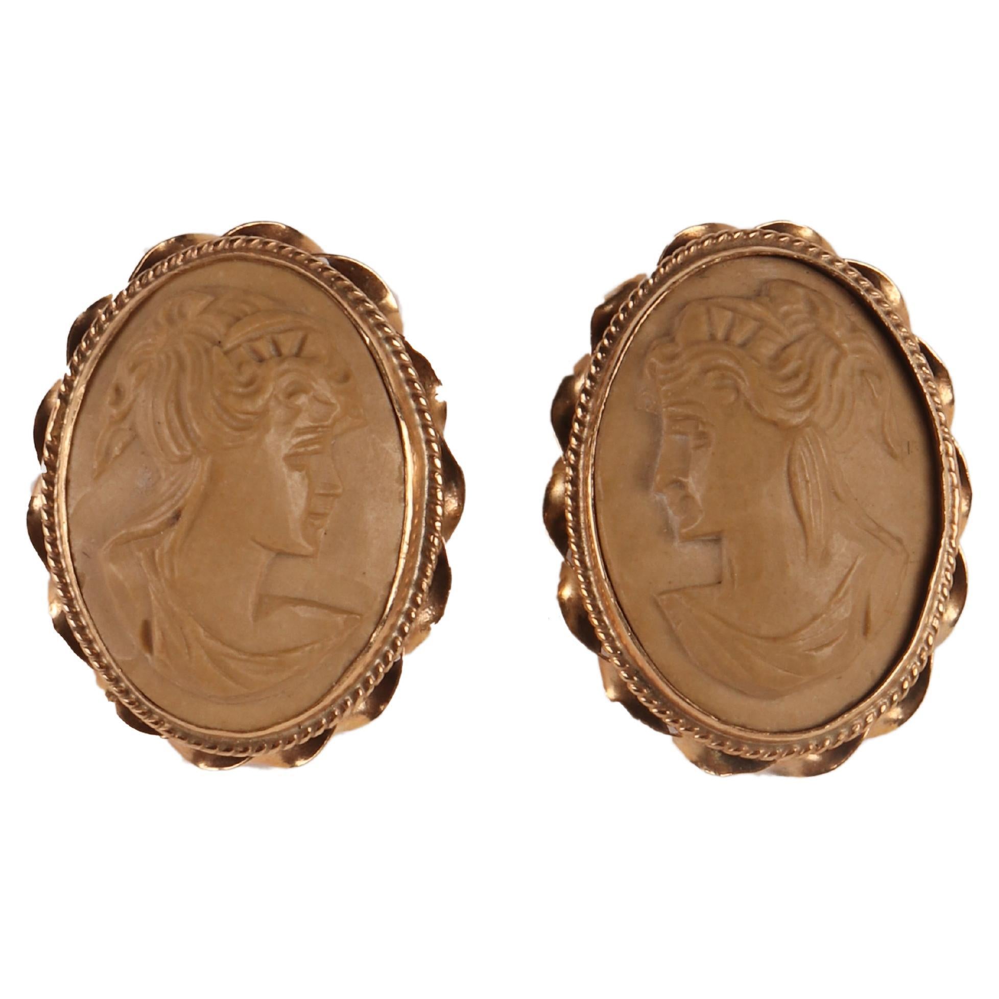 Paire de boucles d'oreilles en lave et or, Italie fin du 19ème siècle. 
