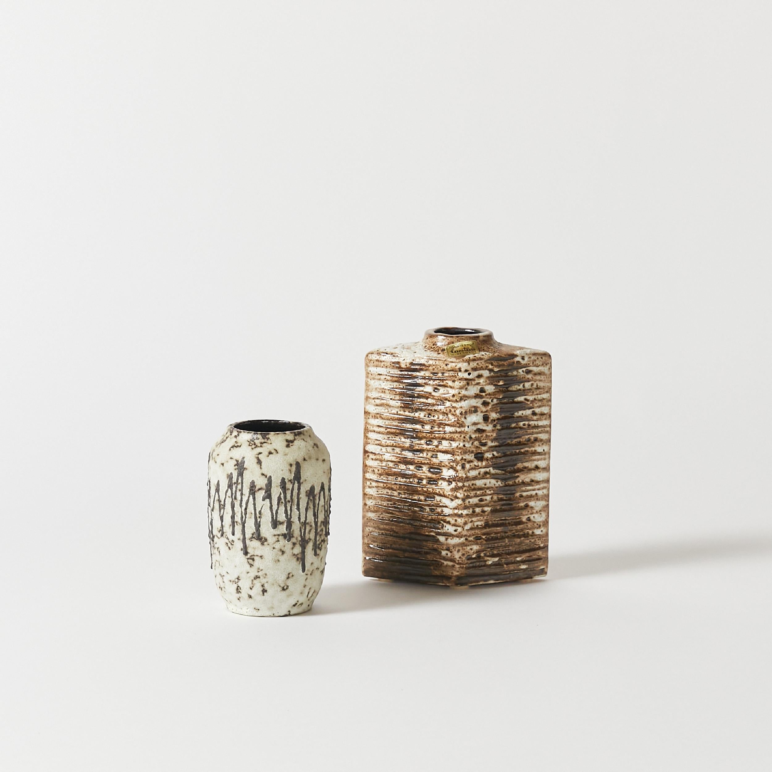 Paire de vases en poterie Lava fabriqués en Allemagne par Carstens, années 1960.
GRAND VASE
HAUTEUR 8.5 IN / 21.59 CM
LARGEUR 6 IN / 15.24 CM
PROFONDEUR 3.25 IN / 8.26 CM
VASE BAS
DIAM 3.5 IN / 8.89 CM
HAUTEUR 6 IN / 15.24 CM