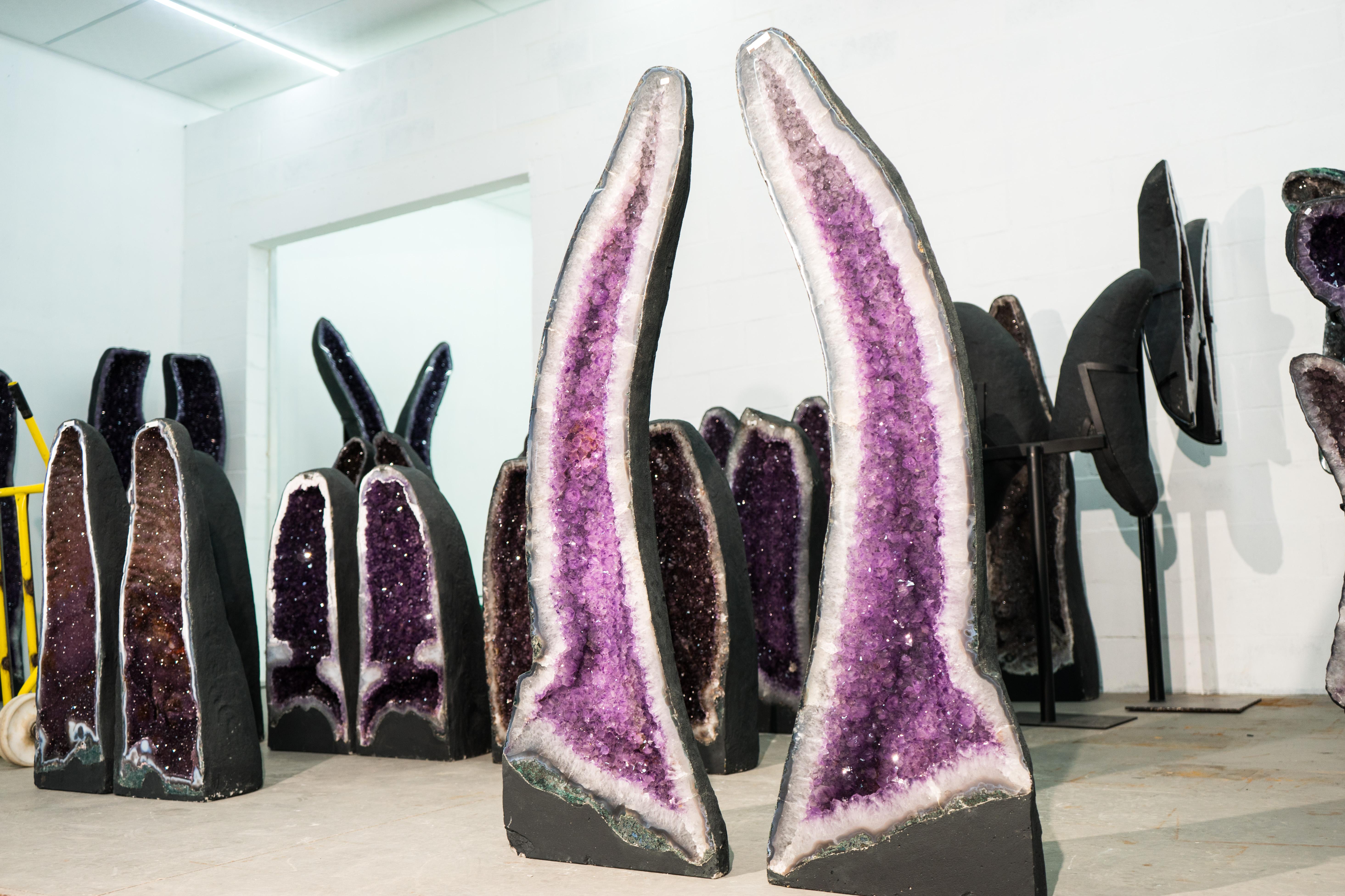 Pareja de Geodas Arqueadas de Amatista Lavanda con Druzy Grande Brillante, Simétricas en venta 4