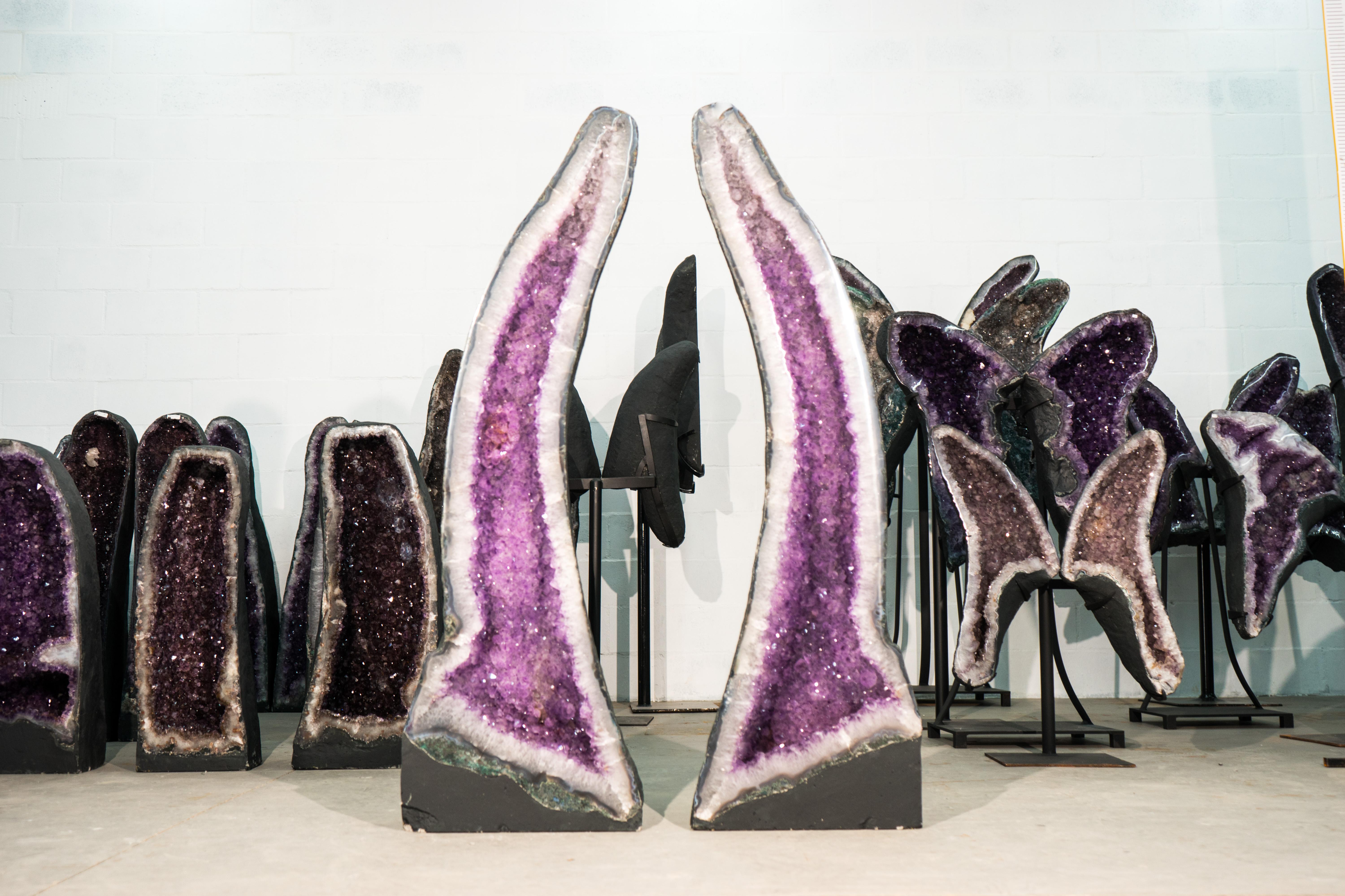 Pareja de Geodas Arqueadas de Amatista Lavanda con Druzy Grande Brillante, Simétricas Brasileño en venta