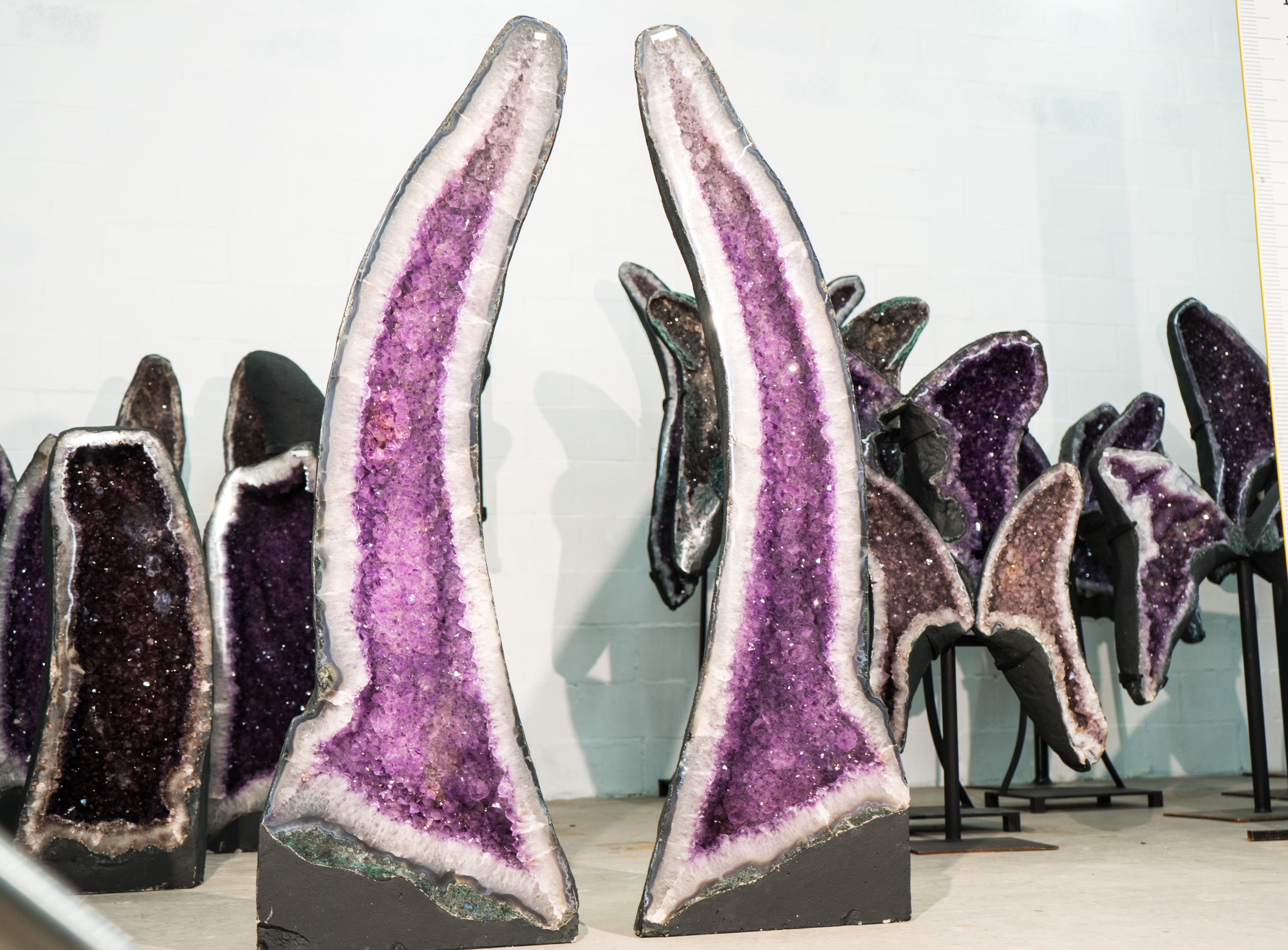 Pareja de Geodas Arqueadas de Amatista Lavanda con Druzy Grande Brillante, Simétricas en Nuevo estado para la venta en Ametista Do Sul, BR