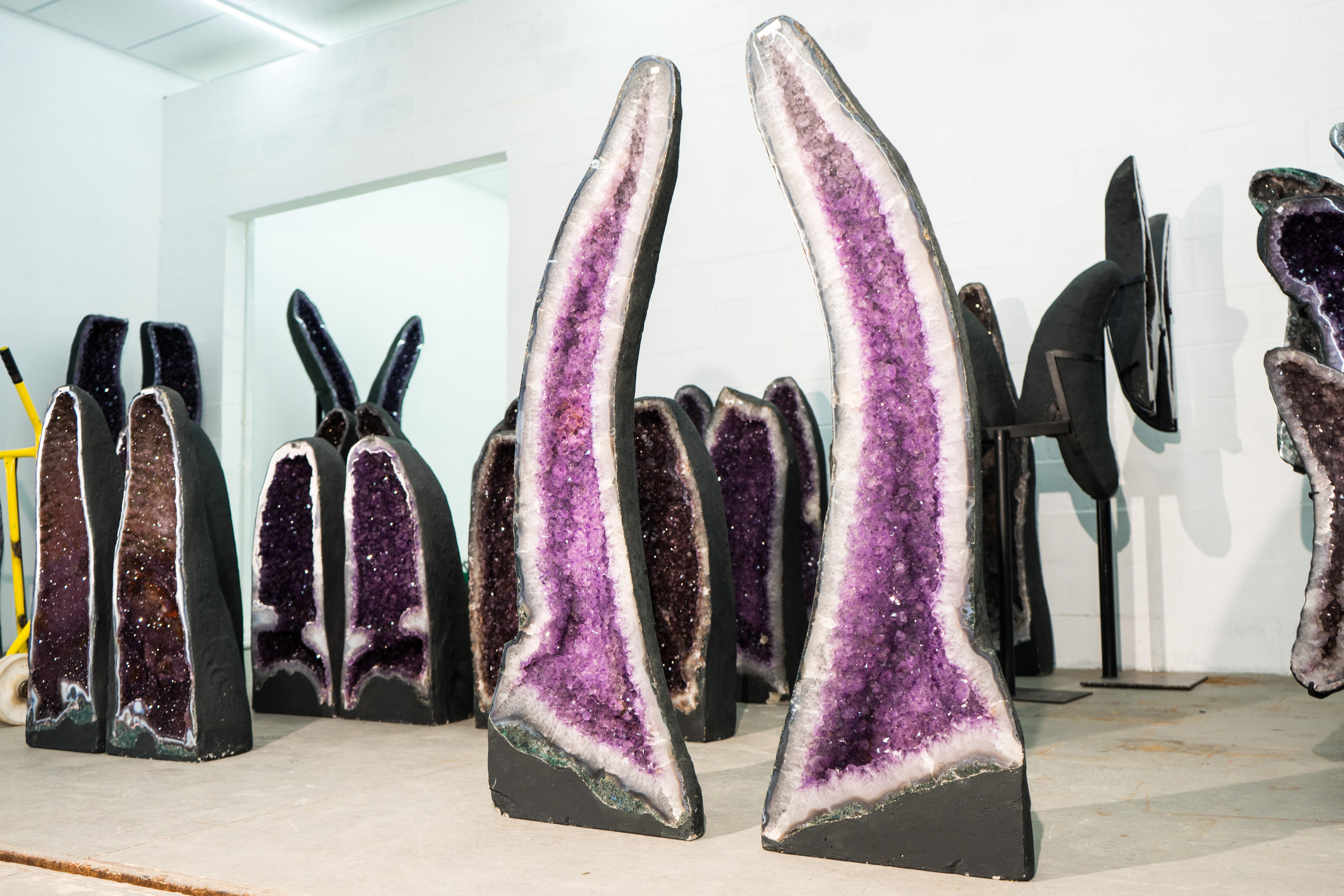 Pareja de Geodas Arqueadas de Amatista Lavanda con Druzy Grande Brillante, Simétricas Cristal en venta