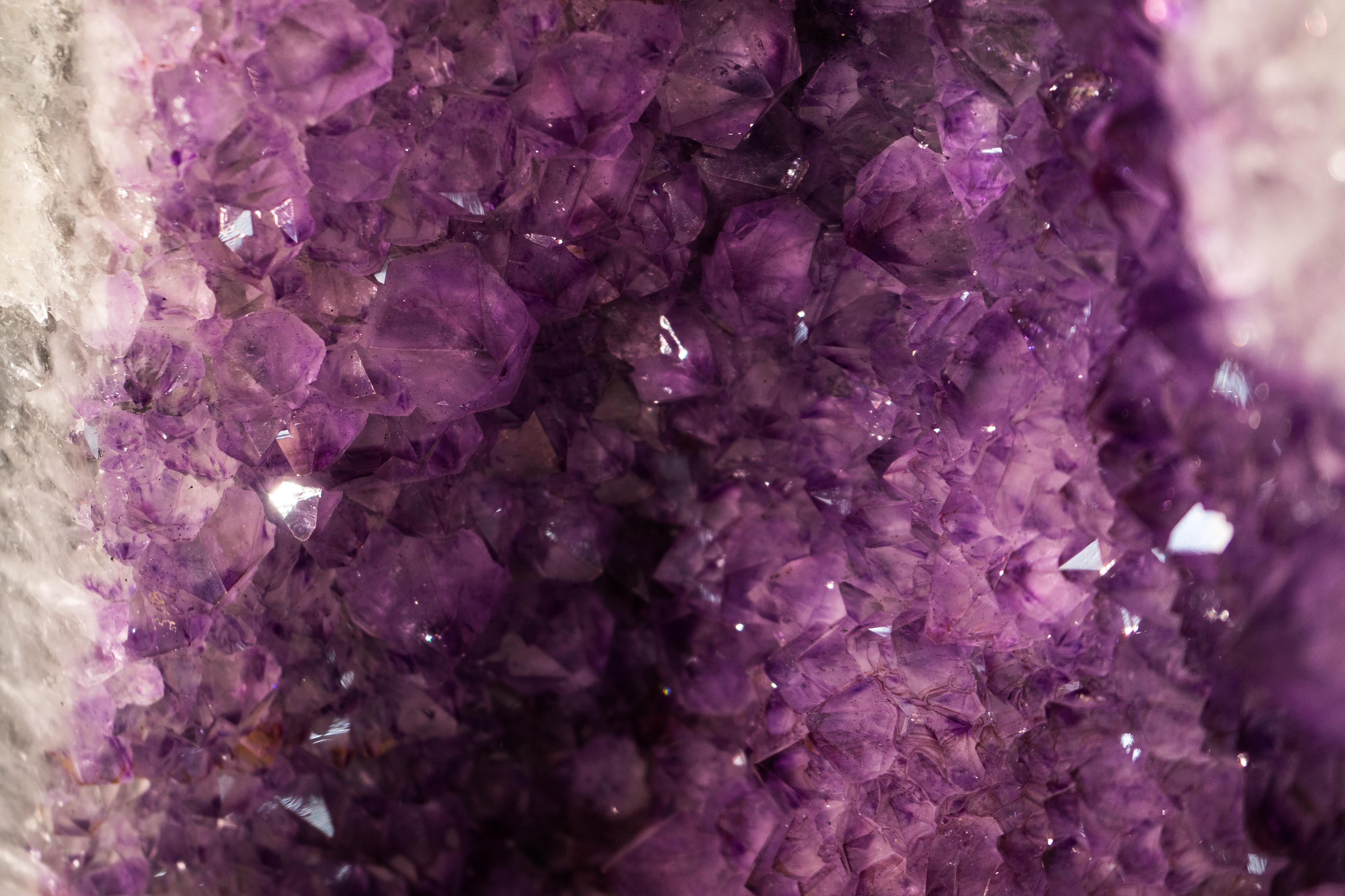 Pareja de Geodas Arqueadas de Amatista Lavanda con Druzy Grande Brillante, Simétricas en venta 1
