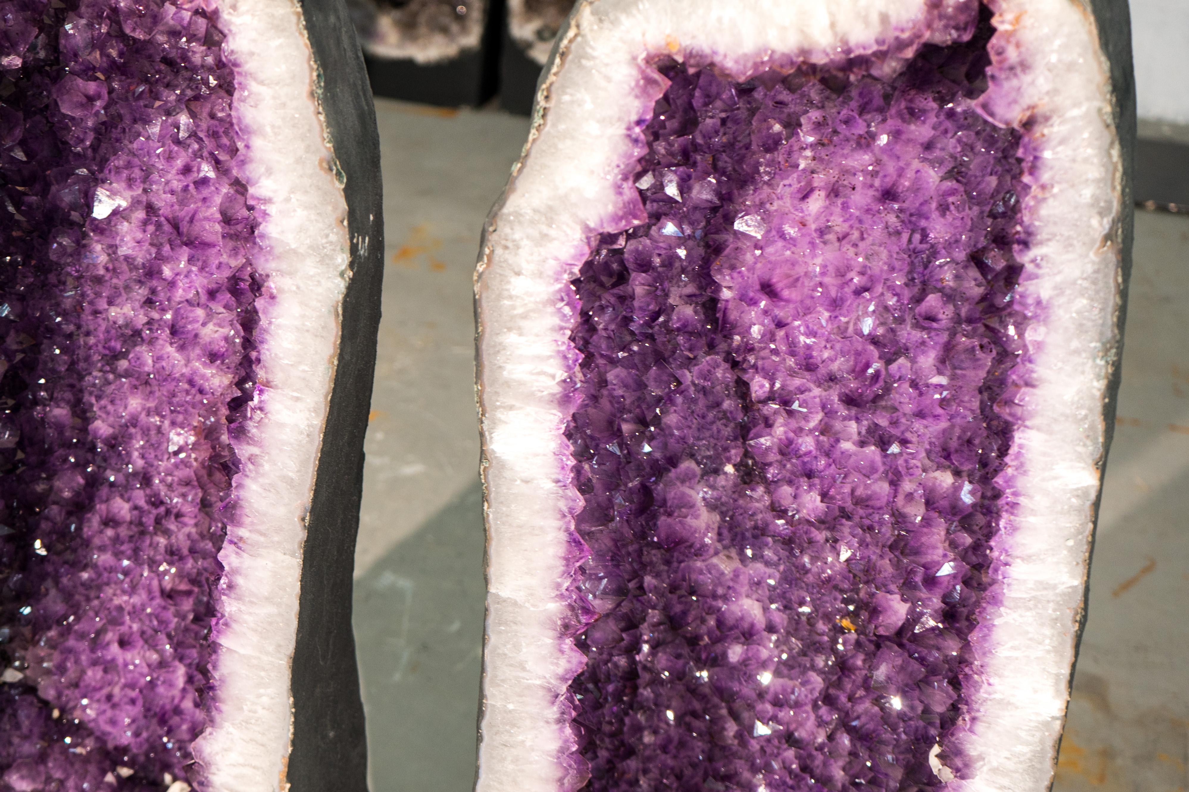 Pareja de Catedrales de Geoda de Amatista Lavanda con Puntas Brillantes y Marco de Cristal en venta 5