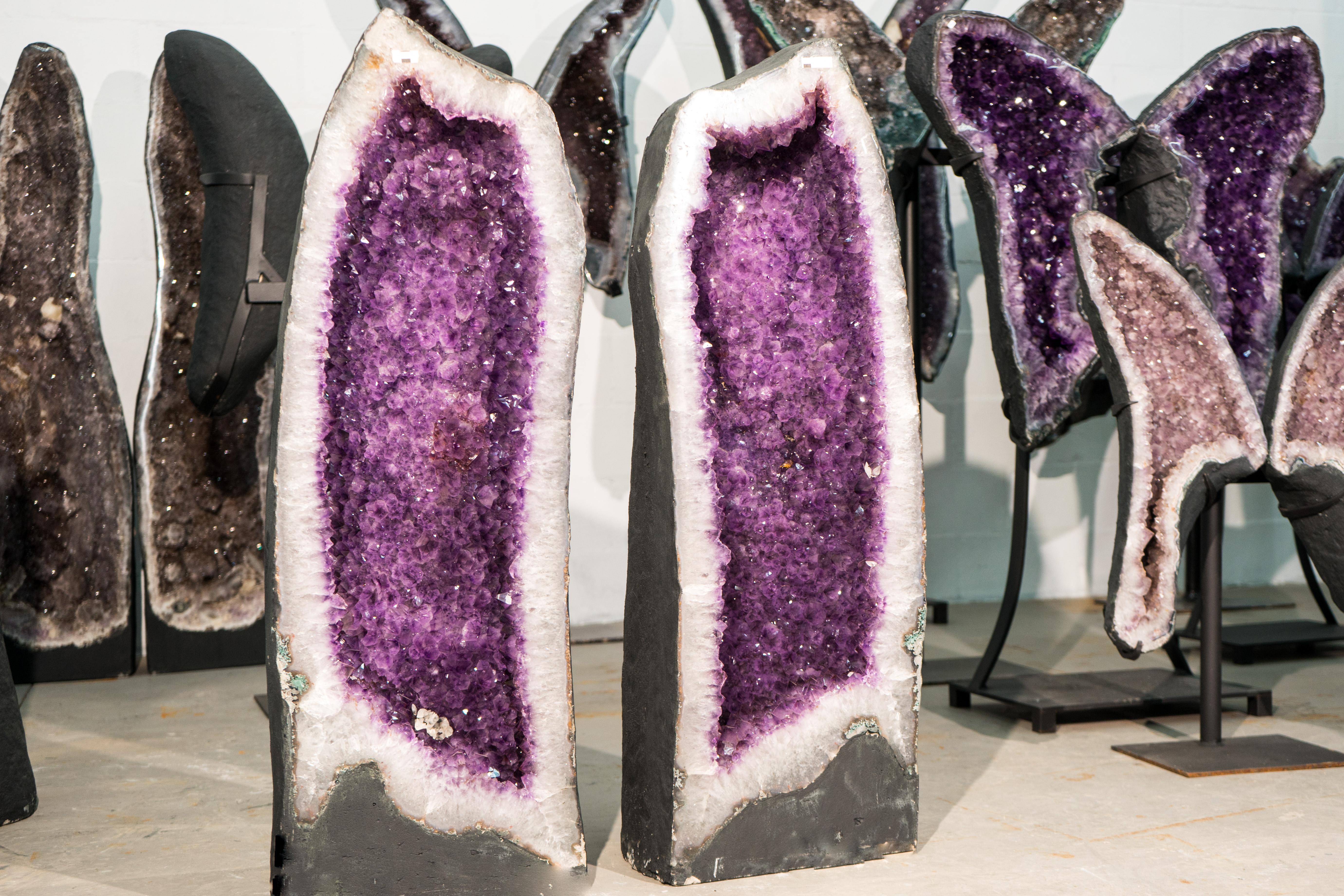 Pareja de Geodas Altas Simétricas de Amatista con Marco de Druzy Lavanda y Cristal Transparente, a juego con el Libro

▫️ Descripción

Altas, imponentes y magníficas, este par de geodas de amatista con forma de libro ostenta características