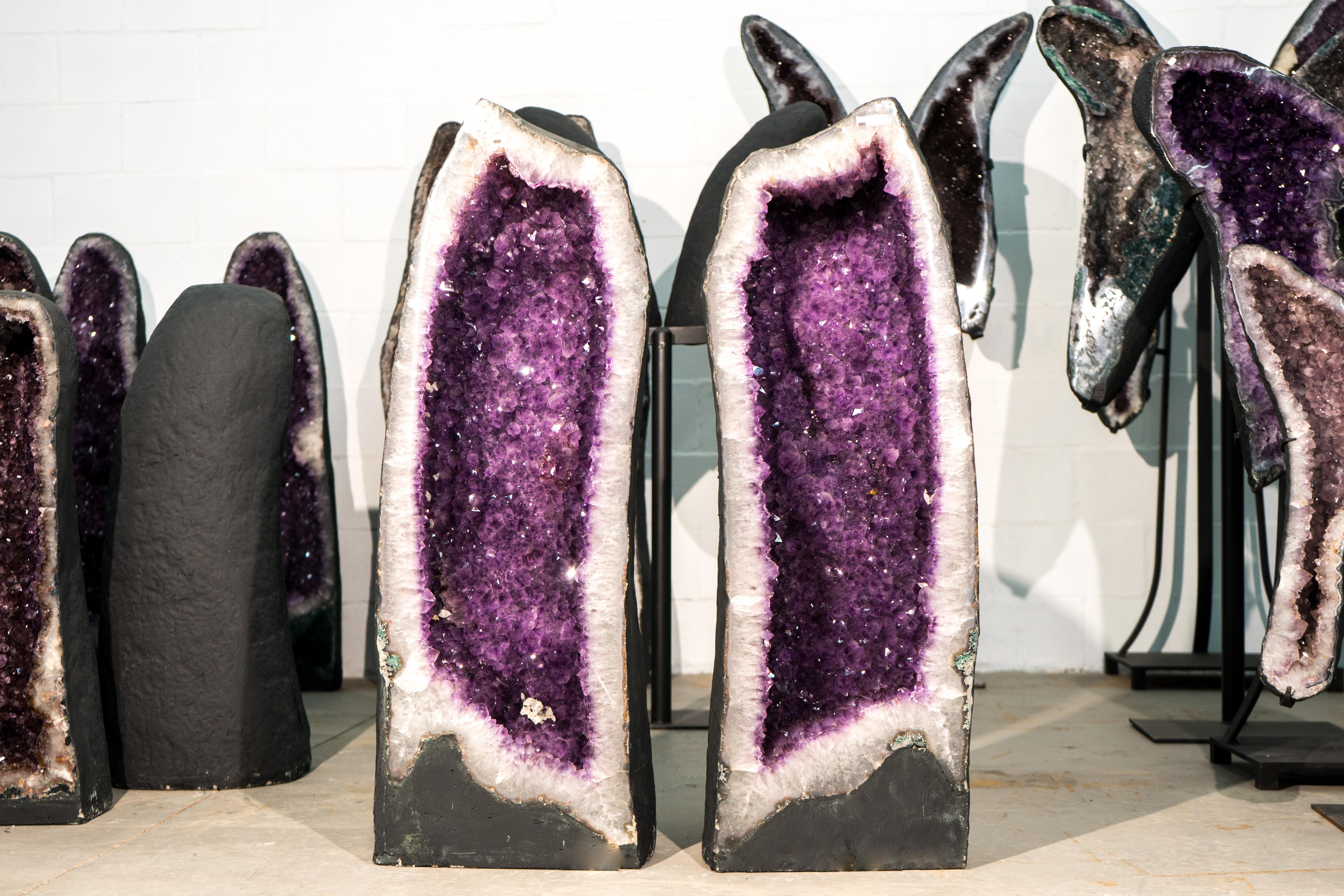 Pareja de Catedrales de Geoda de Amatista Lavanda con Puntas Brillantes y Marco de Cristal Brasileño en venta