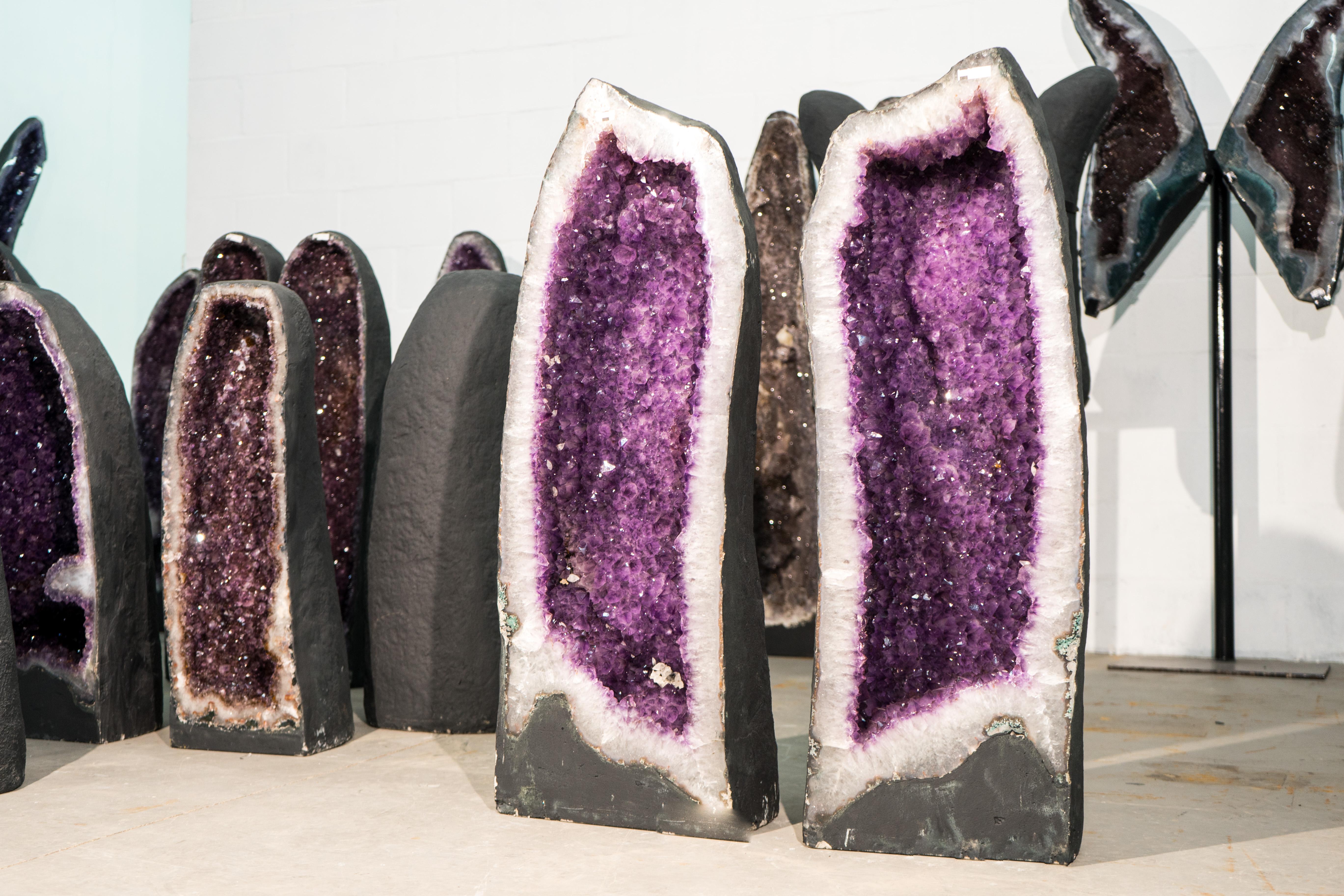 Pareja de Catedrales de Geoda de Amatista Lavanda con Puntas Brillantes y Marco de Cristal en Nuevo estado para la venta en Ametista Do Sul, BR