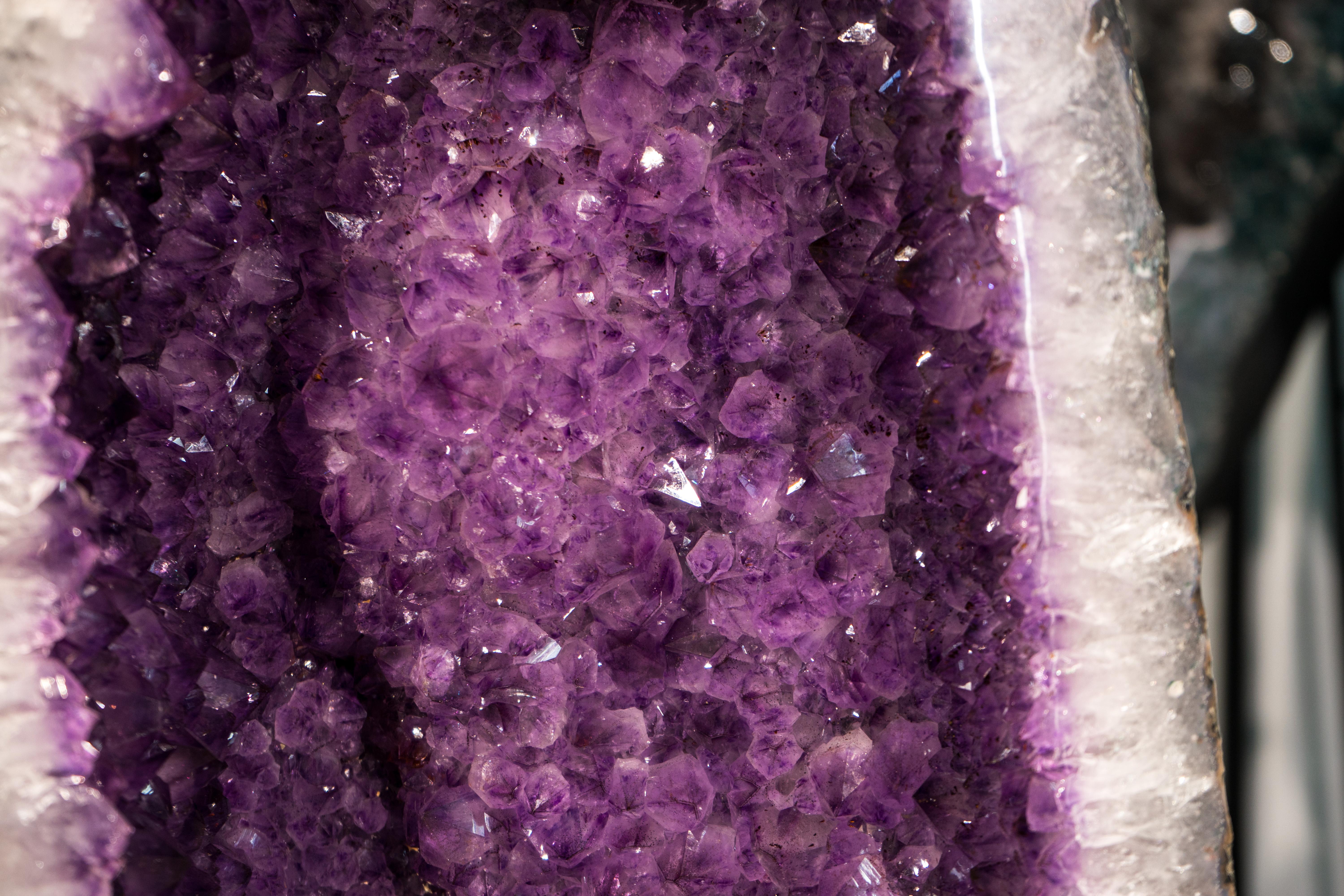 Pareja de Catedrales de Geoda de Amatista Lavanda con Puntas Brillantes y Marco de Cristal Siglo XXI y contemporáneo en venta