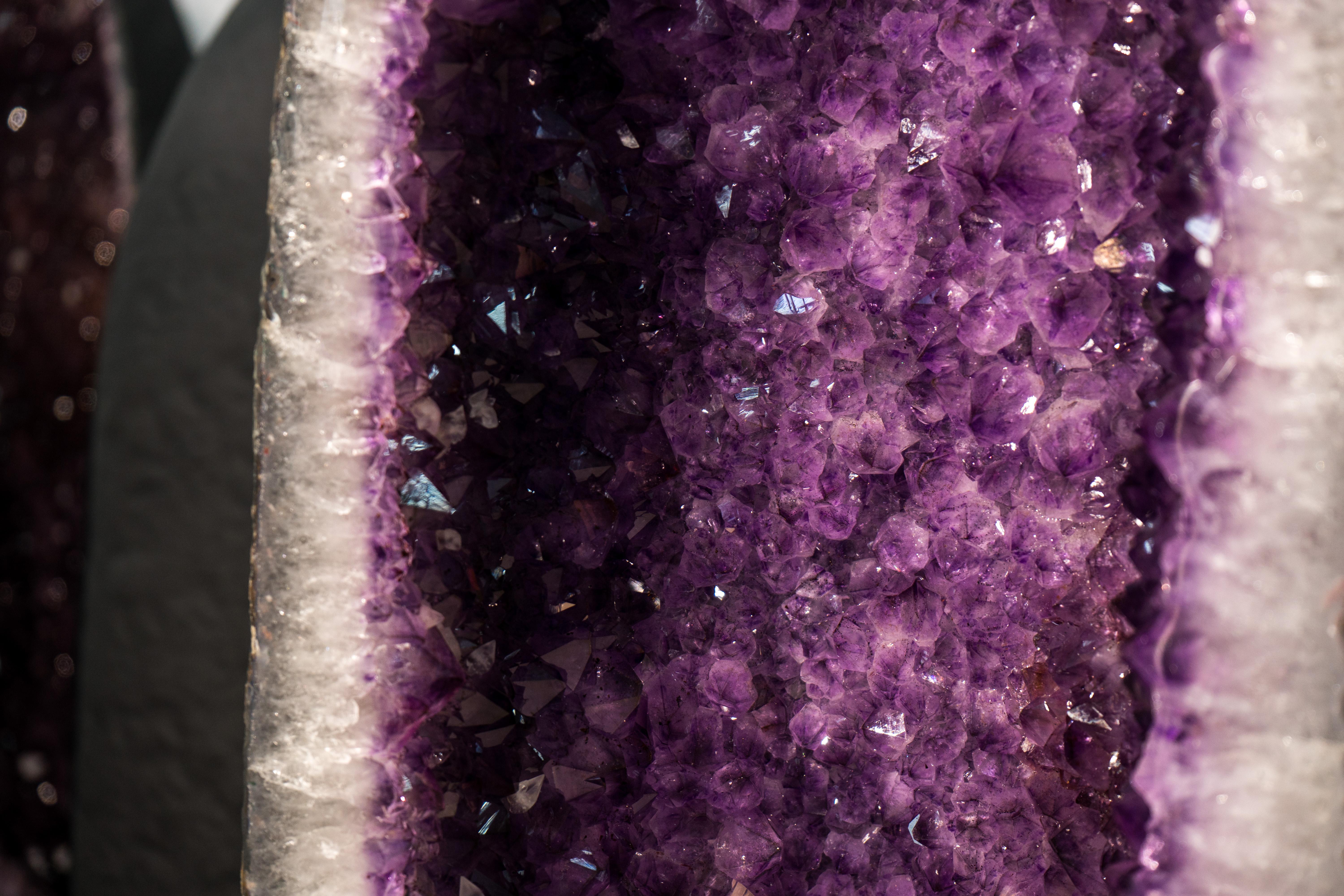 Pareja de Catedrales de Geoda de Amatista Lavanda con Puntas Brillantes y Marco de Cristal en venta 1