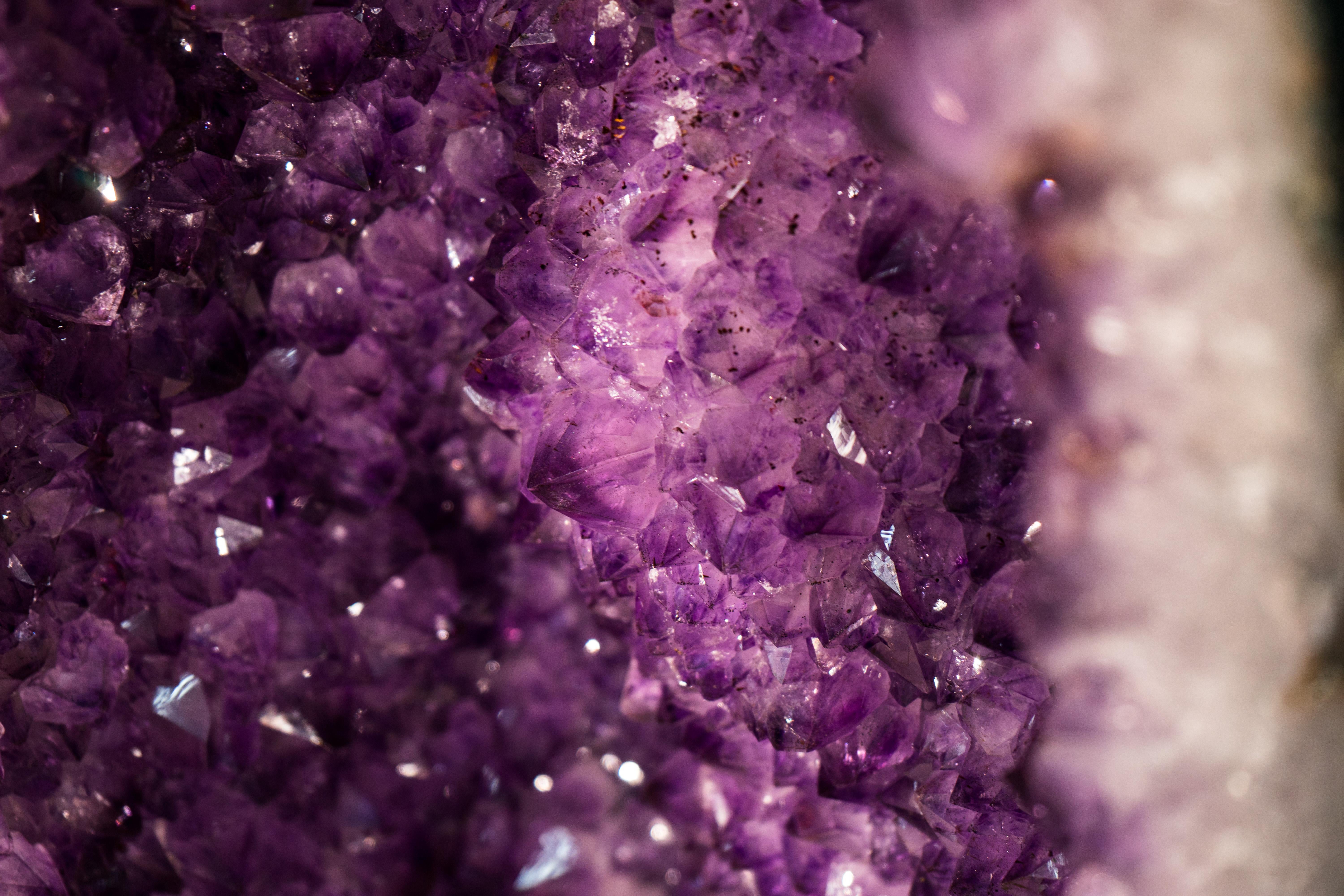Pareja de Catedrales de Geoda de Amatista Lavanda con Puntas Brillantes y Marco de Cristal en venta 2