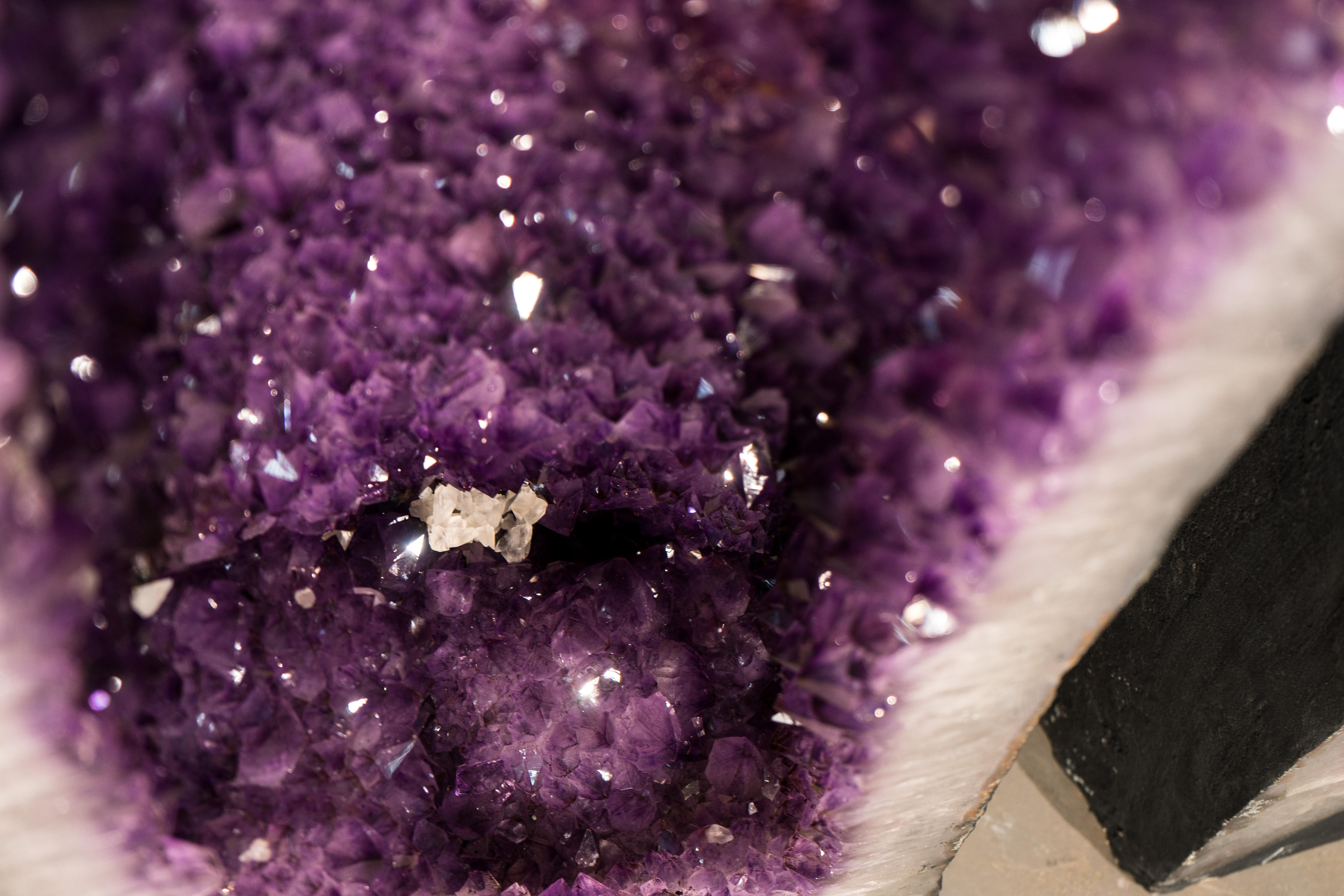 Pareja de Catedrales de Geoda de Amatista Lavanda con Puntas Brillantes y Marco de Cristal en venta 3