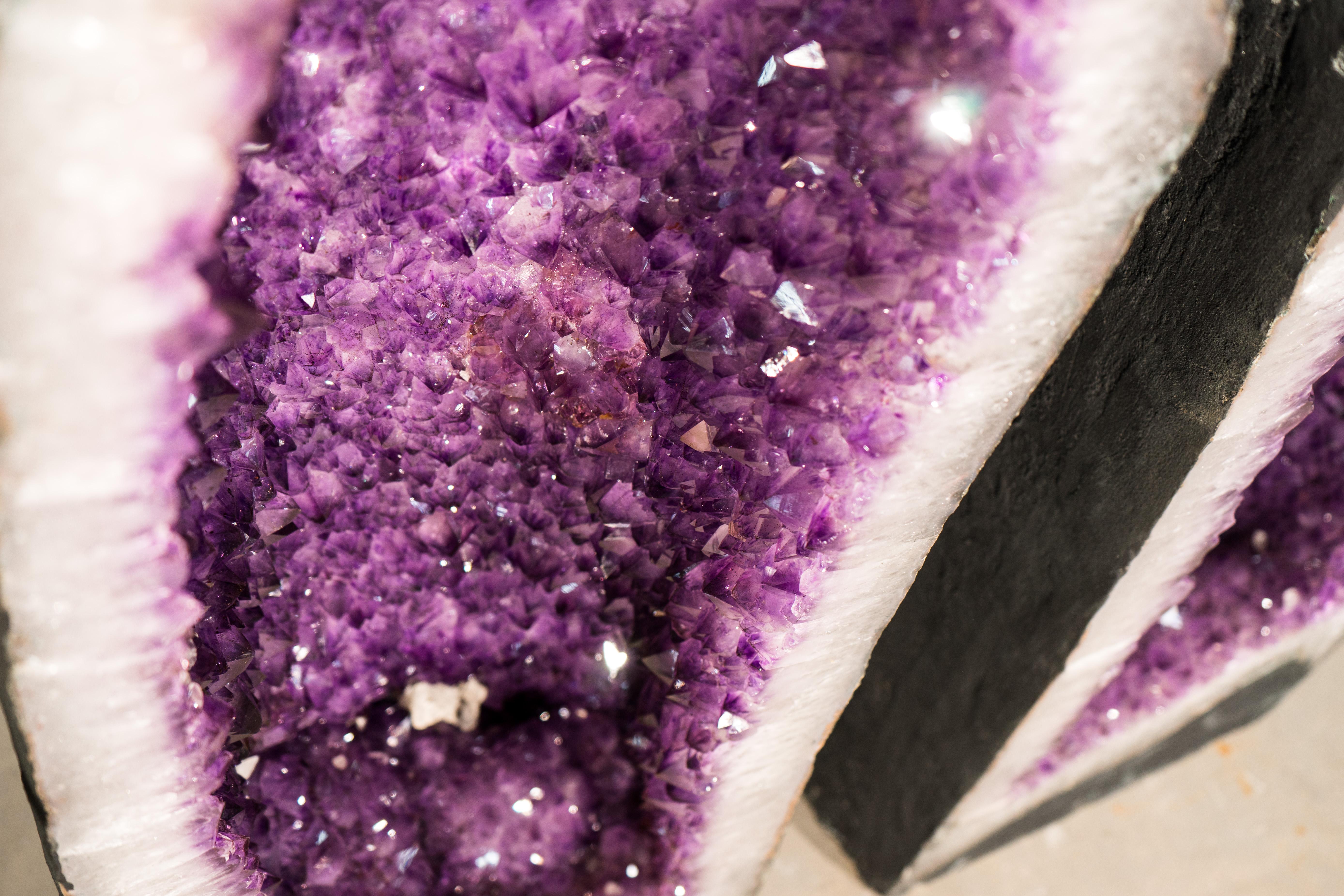 Pareja de Catedrales de Geoda de Amatista Lavanda con Puntas Brillantes y Marco de Cristal en venta 4