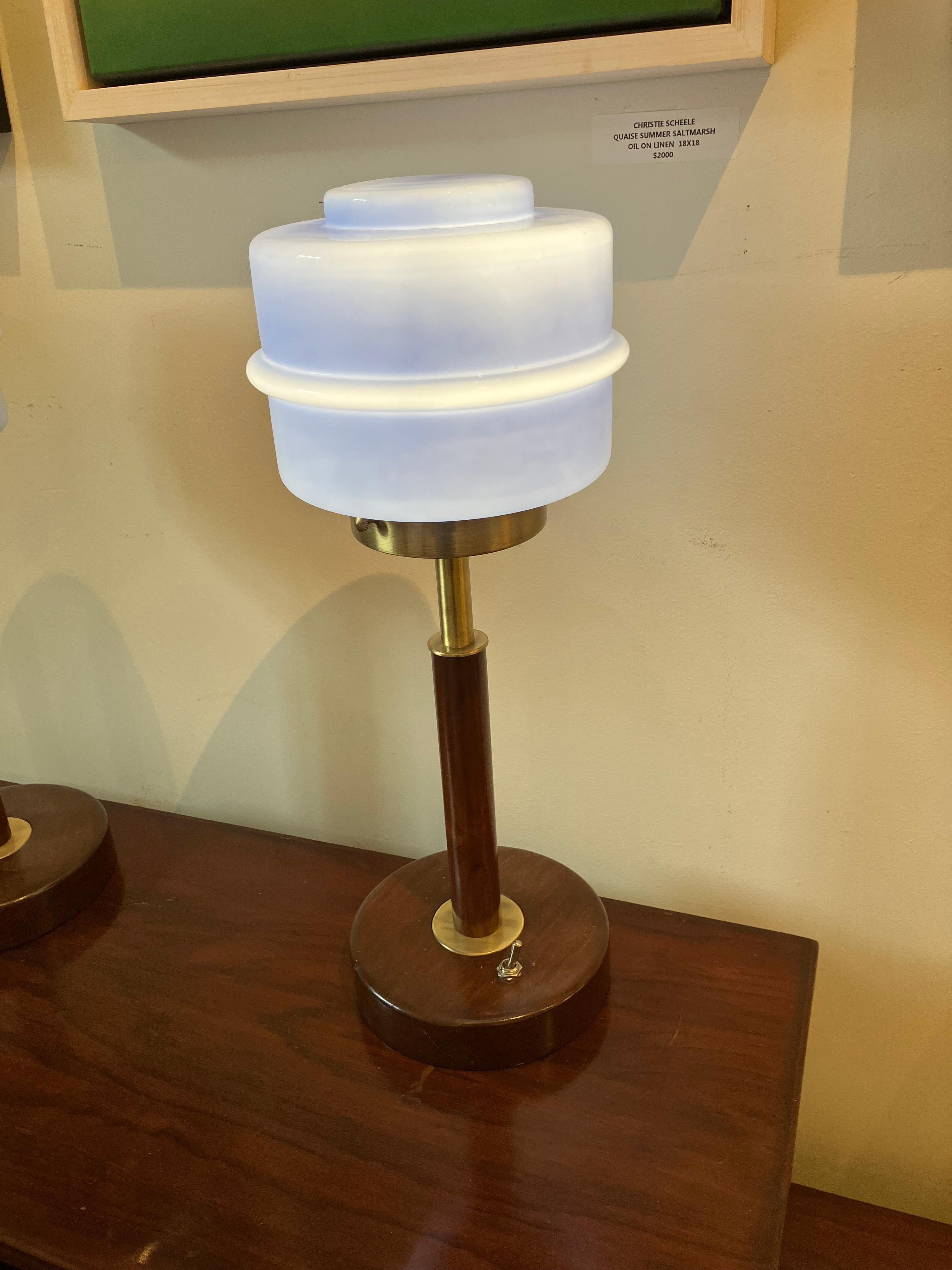 Paire d'abat-jour européens lavande Art Déco sur tige en teck et laiton Bon état - En vente à Nantucket, MA