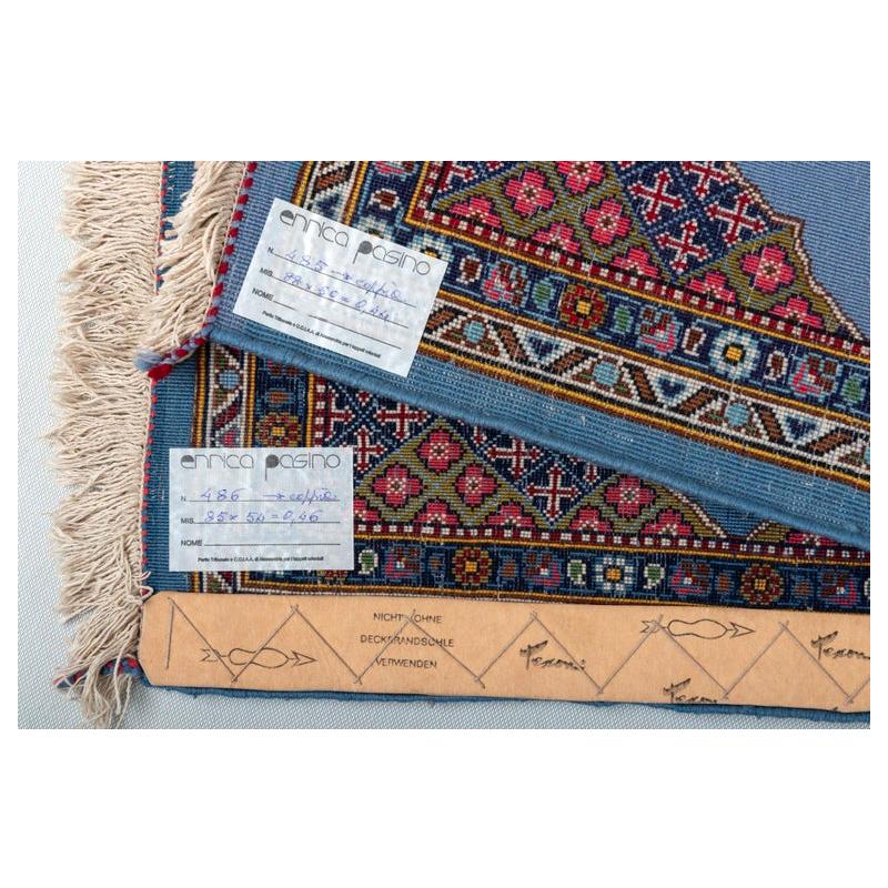 Seltenes Paar kleiner indischer Teppiche, mit einer besonderen lavendelblauen Farbe.   Sie sind etwas unterschiedlich groß, aber sehr elegant.
Sie können auch zwei gepolsterte Bänke erstellen, aber sie wurden als Nachttischdecken geboren.
