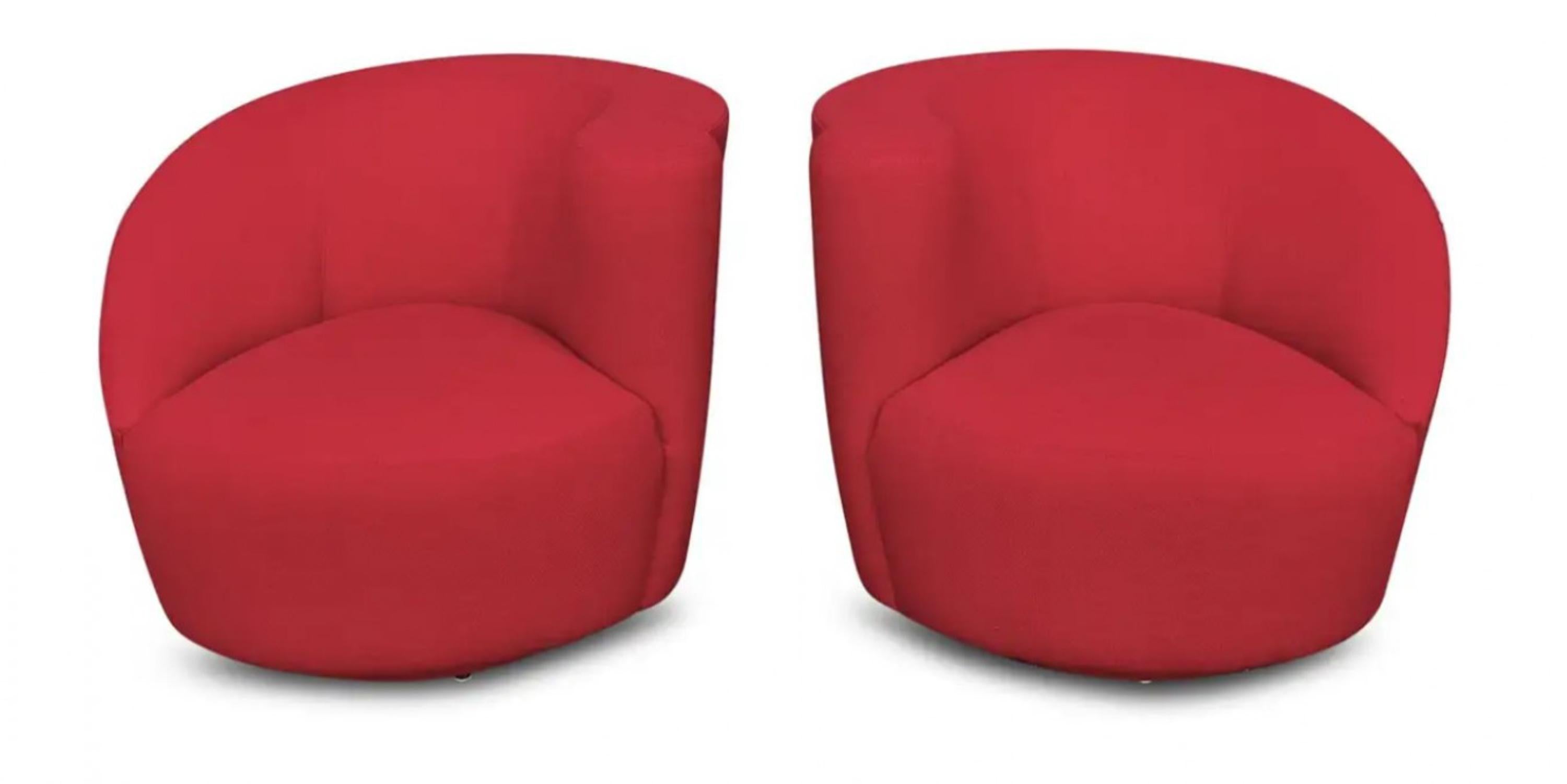 Américain Paire de chaises longues pivotantes et pouf Lazar en tapisserie rouge postmoderne en vente