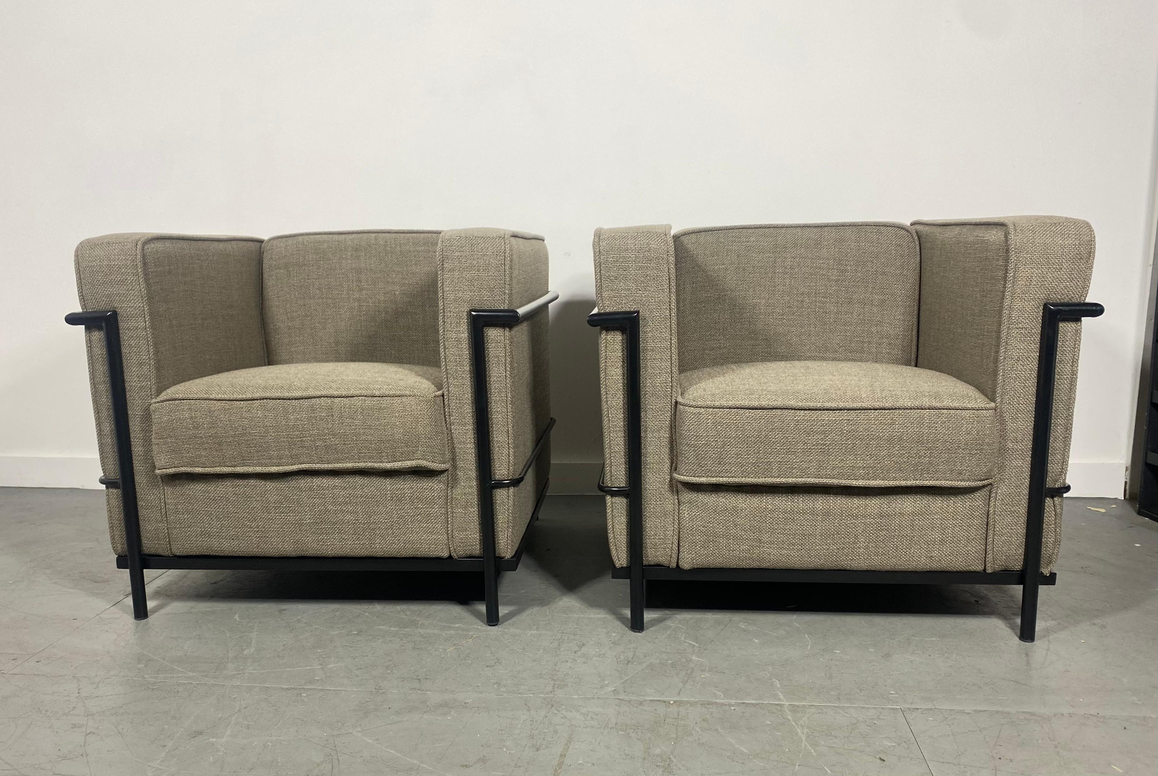 Paar LC-2 Lounge-Stühle im Bauhaus-Stil. Klassisches Design von Le Corbusier. Hersteller unbekannt. Schöner Originalzustand. Schwarz pulverbeschichtete Rahmen aus Qualitätsgewebe. Persönliche Zustellung in New York City oder überall auf dem Weg von