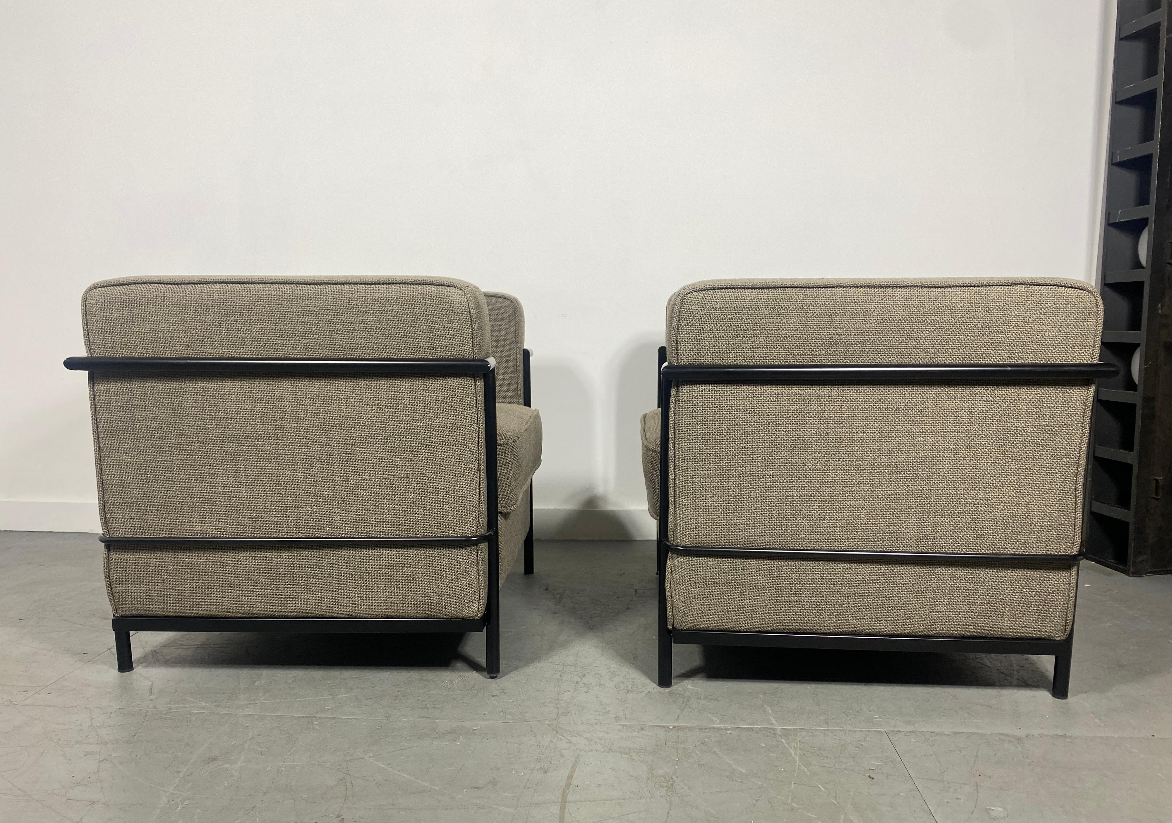 Paar LC 2 Le Corbusier Style Sessel Contemporary Black Frames (Bauhaus) im Angebot