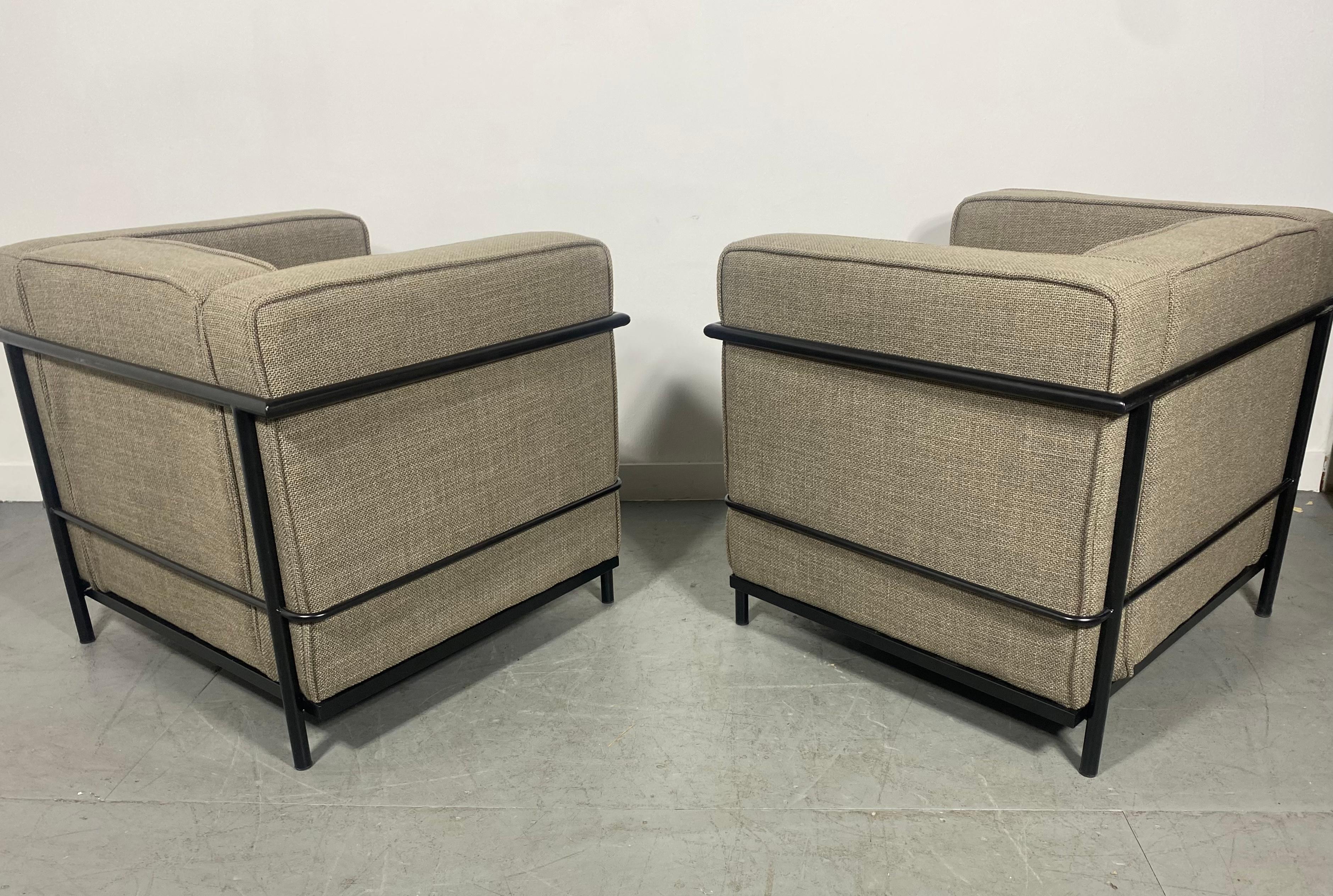 Paar LC 2 Le Corbusier Style Sessel Contemporary Black Frames (Unbekannt) im Angebot