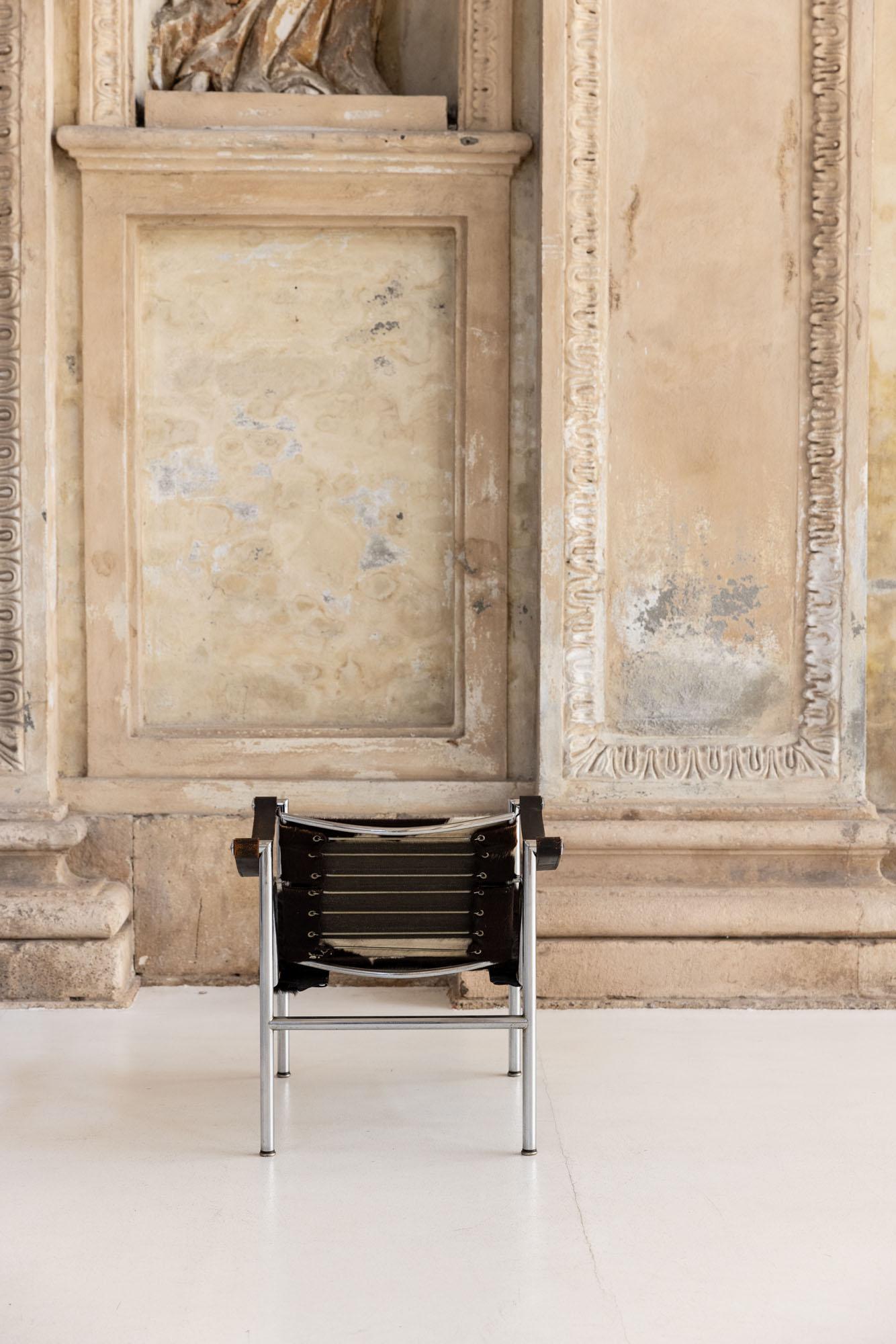 Pair of Lc1 armchairs by Le Corbusier & Charlotte Perriand for Cassina 3
