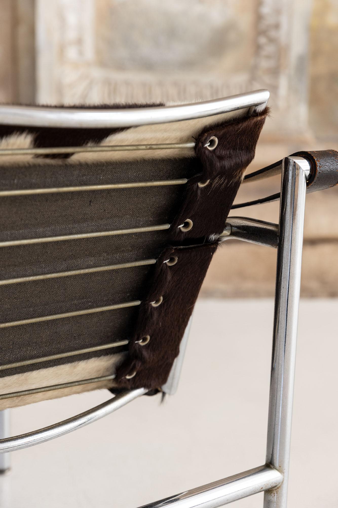 Pair of Lc1 armchairs by Le Corbusier & Charlotte Perriand for Cassina 9