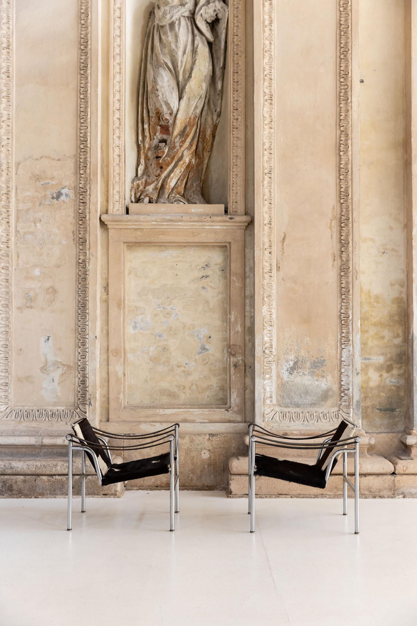 Pair of Lc1 armchairs by Le Corbusier & Charlotte Perriand for Cassina In Excellent Condition In Piacenza, Italy