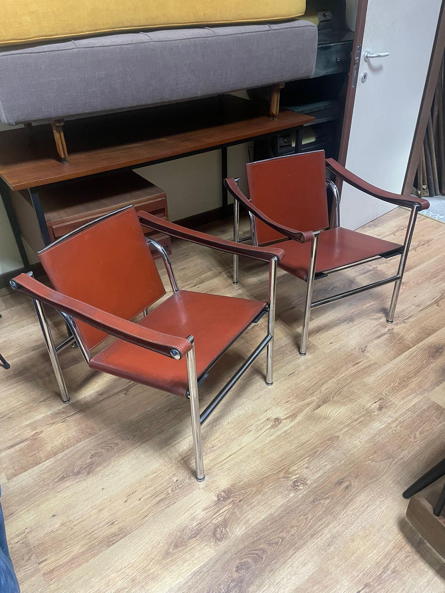Paire de chaises LC1 par Le Corbusier pour Cassina, années 1970.
Comme tous les meubles de la Collection 