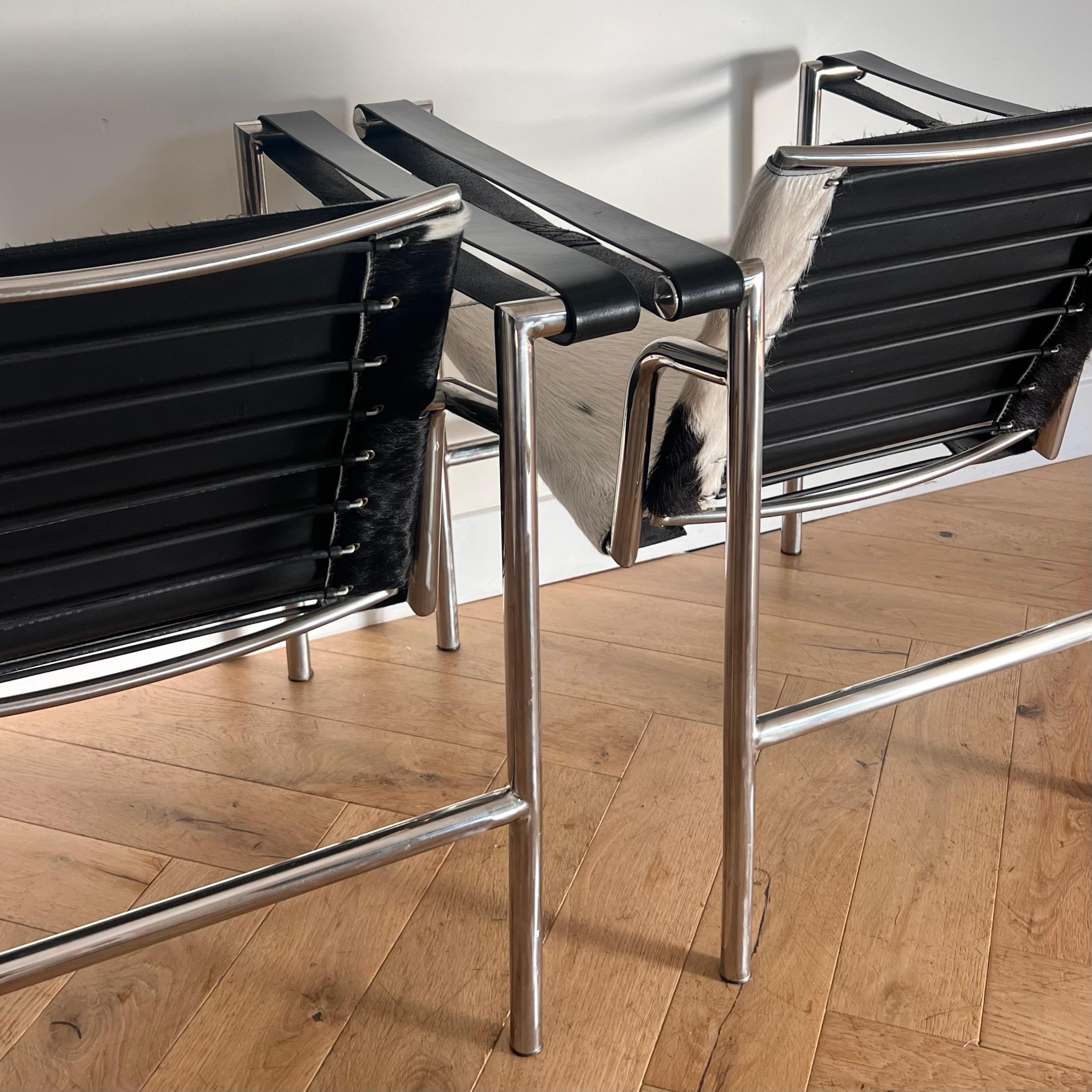 Pair of Lc1 cowhide chrome chairs by Le Corbusier, Perriand, Jeanneret, 20th c. 3