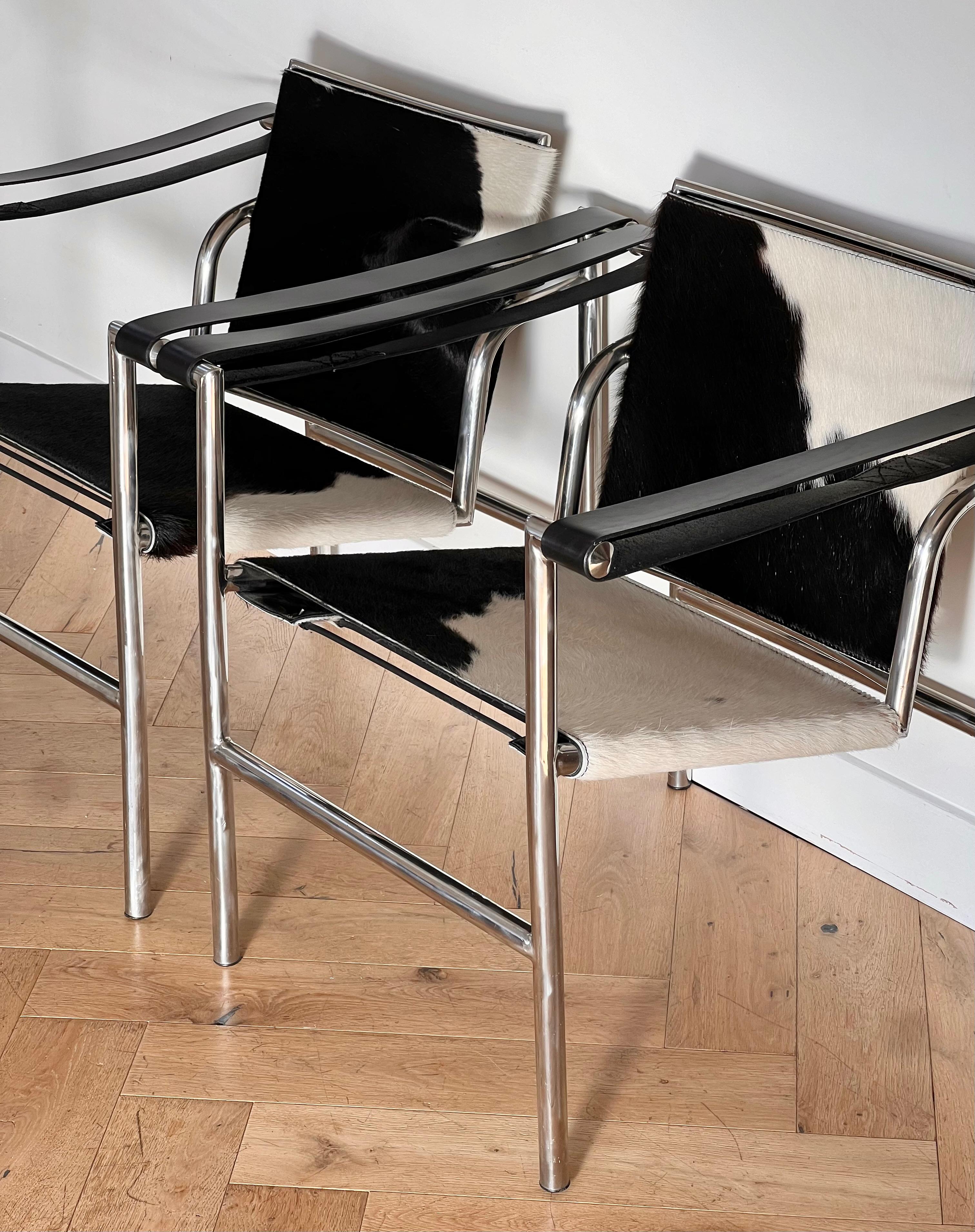 Pair of Lc1 cowhide chrome chairs by Le Corbusier, Perriand, Jeanneret, 20th c. 5