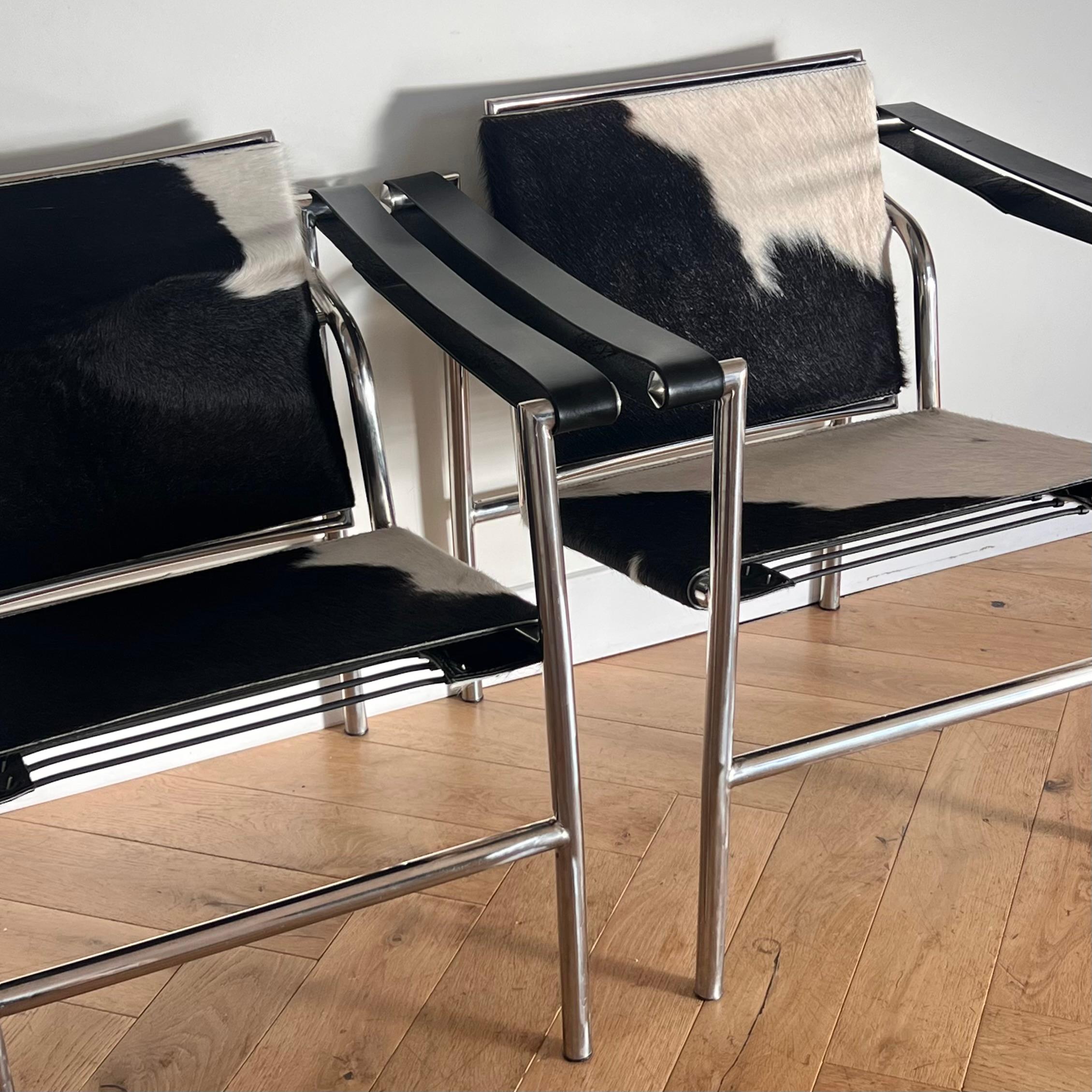 Pair of Lc1 cowhide chrome chairs by Le Corbusier, Perriand, Jeanneret, 20th c. 7