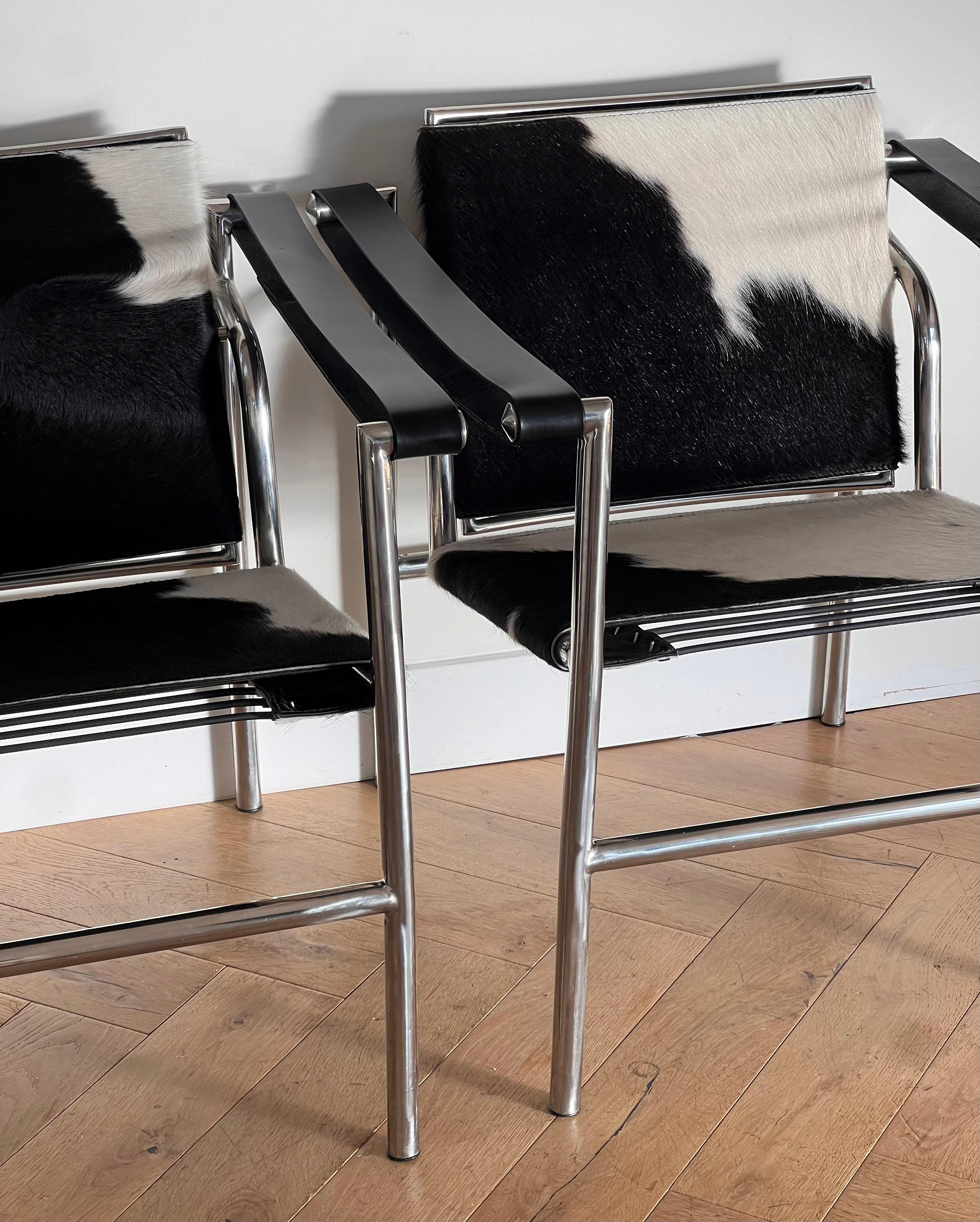 Pair of Lc1 cowhide chrome chairs by Le Corbusier, Perriand, Jeanneret, 20th c. 10
