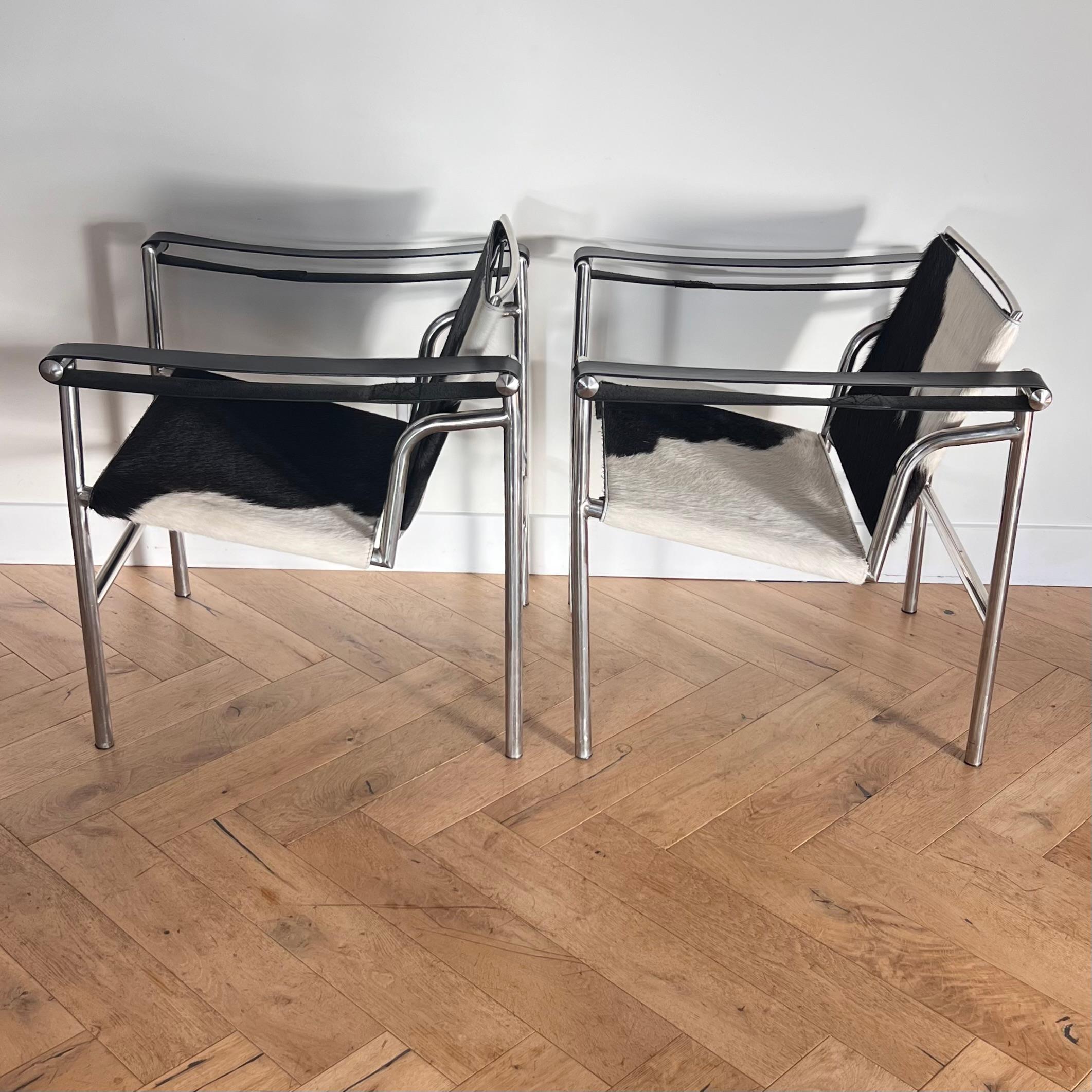 Pair of Lc1 cowhide chrome chairs by Le Corbusier, Perriand, Jeanneret, 20th c. 12