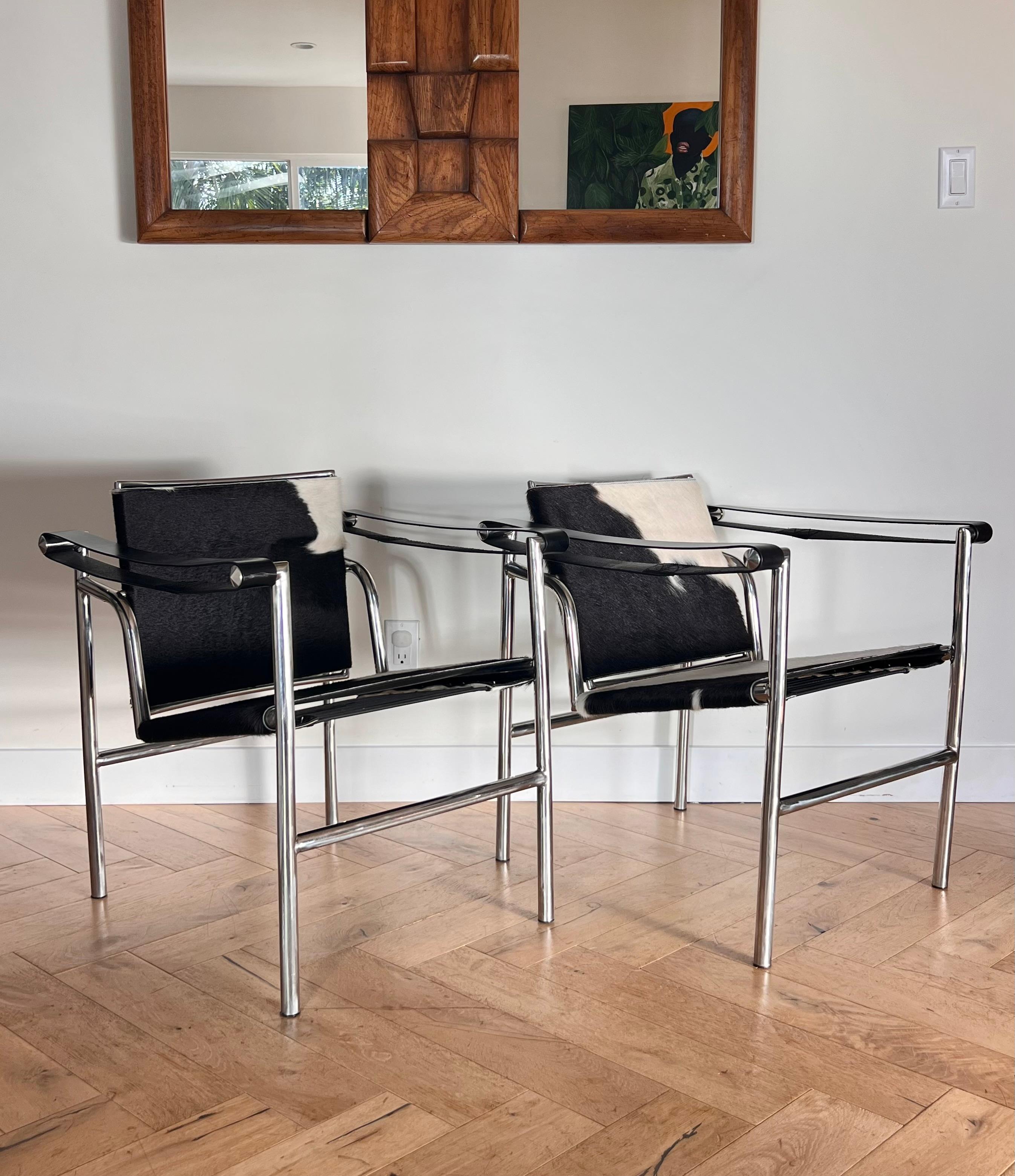 Pair of Lc1 cowhide chrome chairs by Le Corbusier, Perriand, Jeanneret, 20th c. 13
