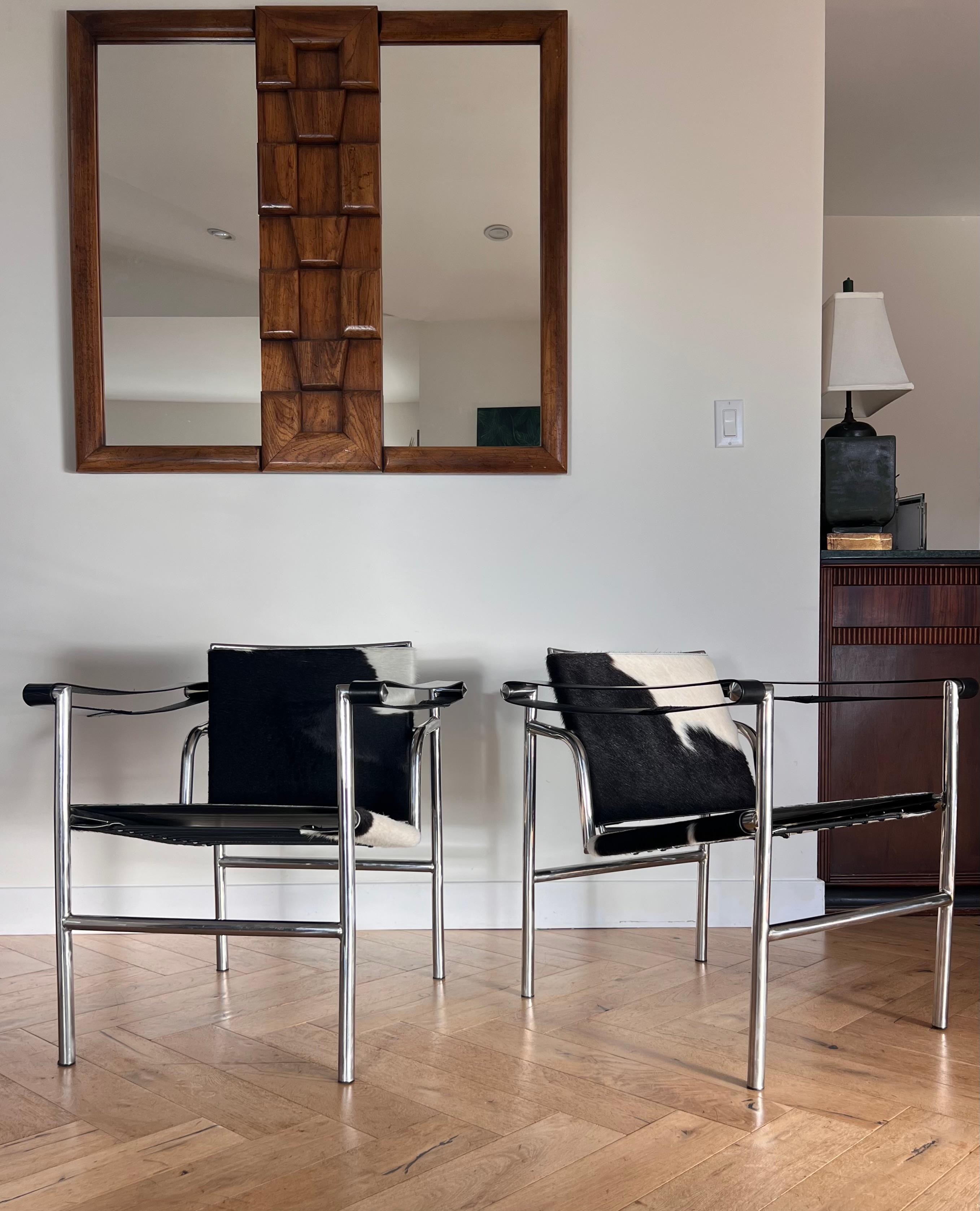 Bauhaus Pair of Lc1 cowhide chrome chairs by Le Corbusier, Perriand, Jeanneret, 20th c.