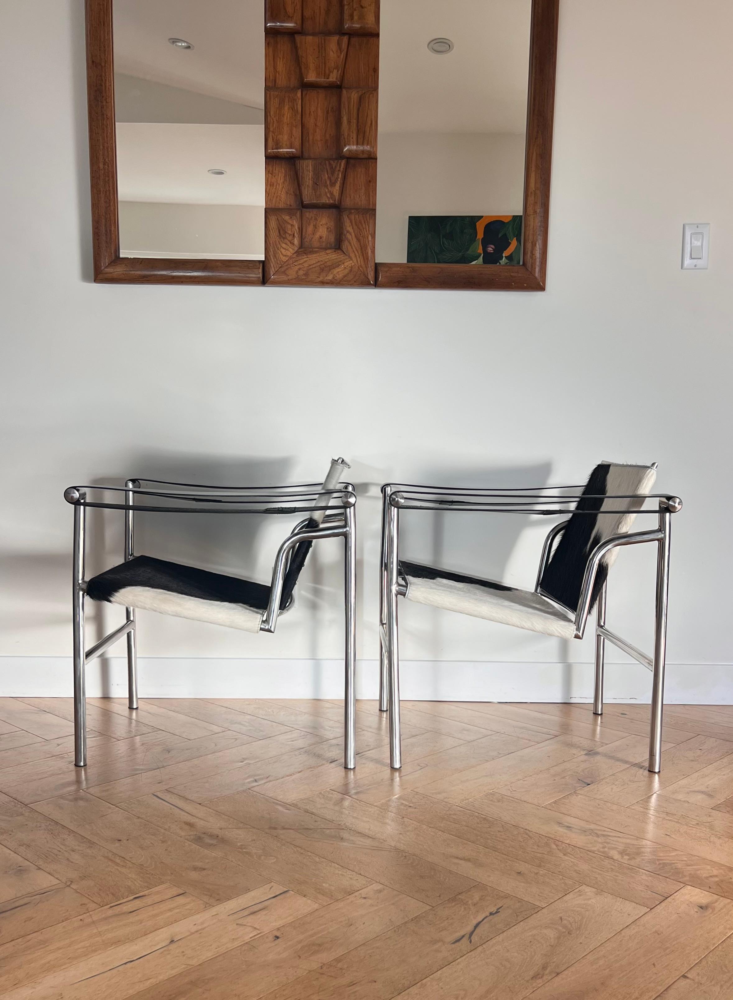 Steel Pair of Lc1 cowhide chrome chairs by Le Corbusier, Perriand, Jeanneret, 20th c.
