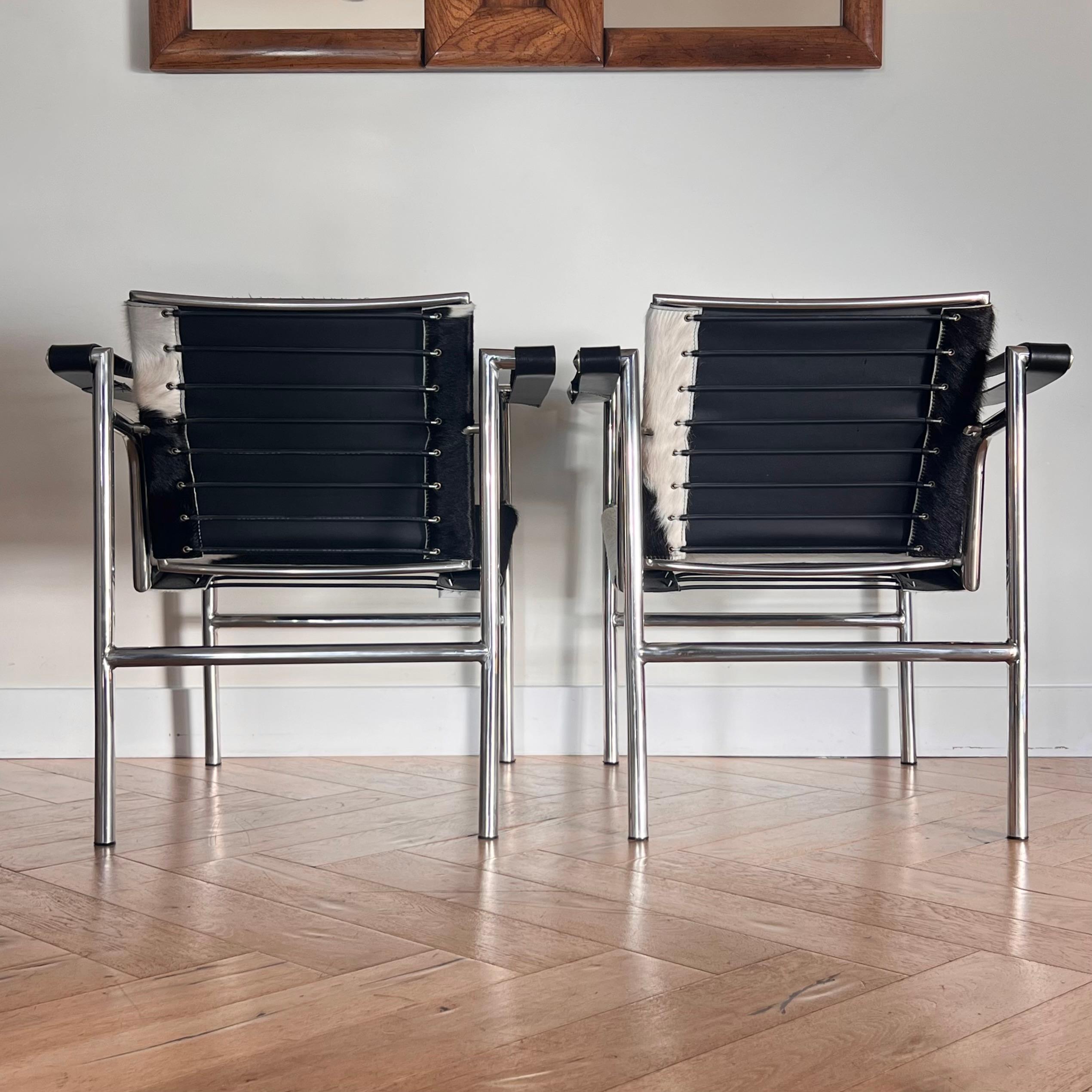 Pair of Lc1 cowhide chrome chairs by Le Corbusier, Perriand, Jeanneret, 20th c. 2